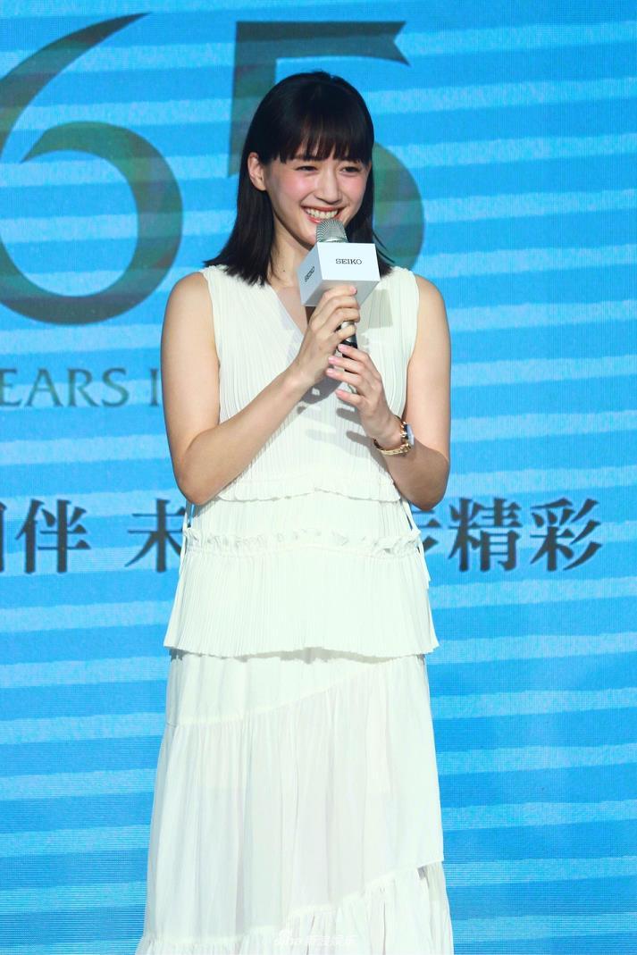 绫濑遥身穿白裙亮相台湾 笑容灿烂超迷人
