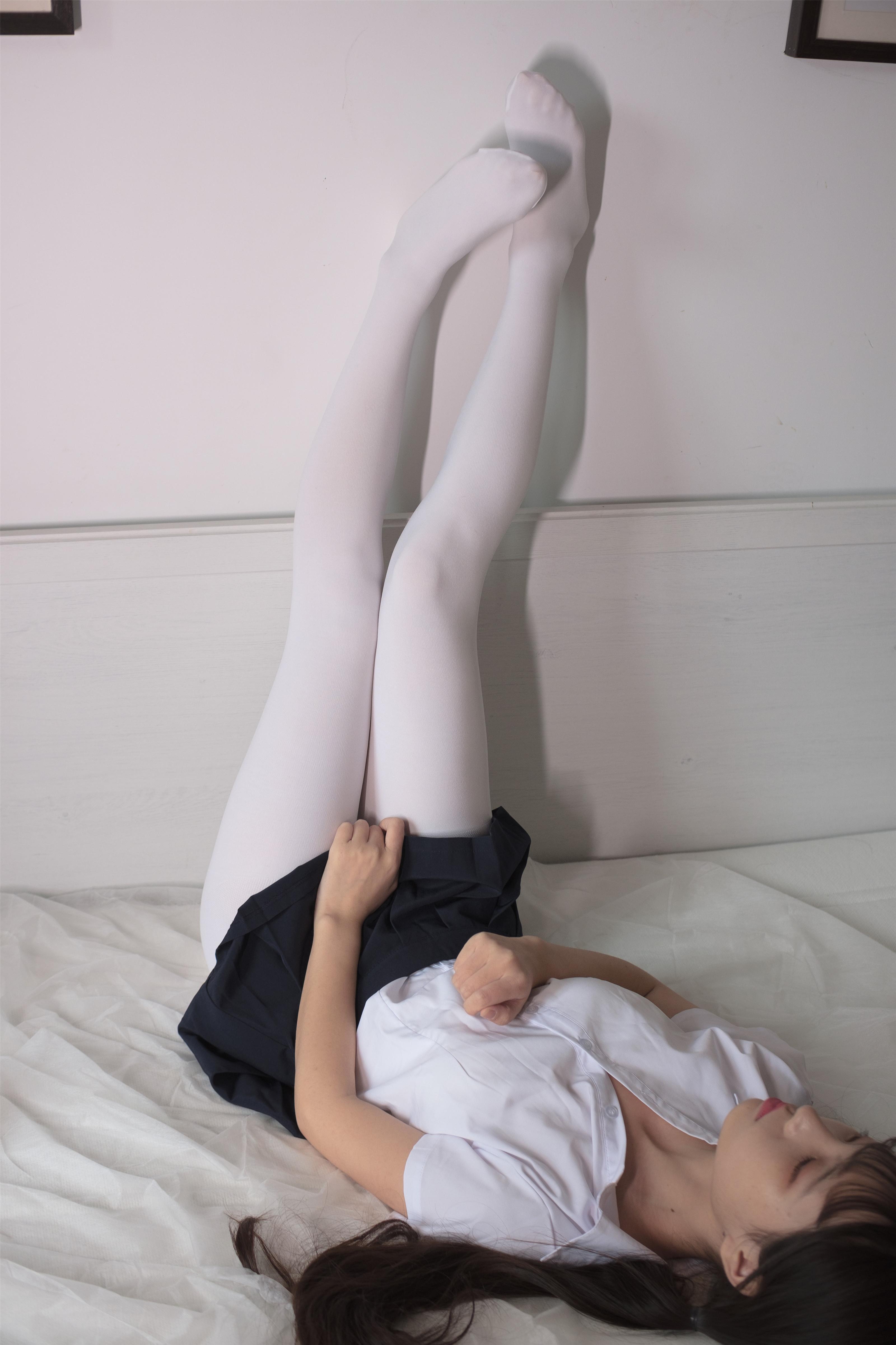 [森萝财团]X-034 性感小萝莉 白色短袖与蓝色短裙加白色丝袜美腿玉足私房写真集,