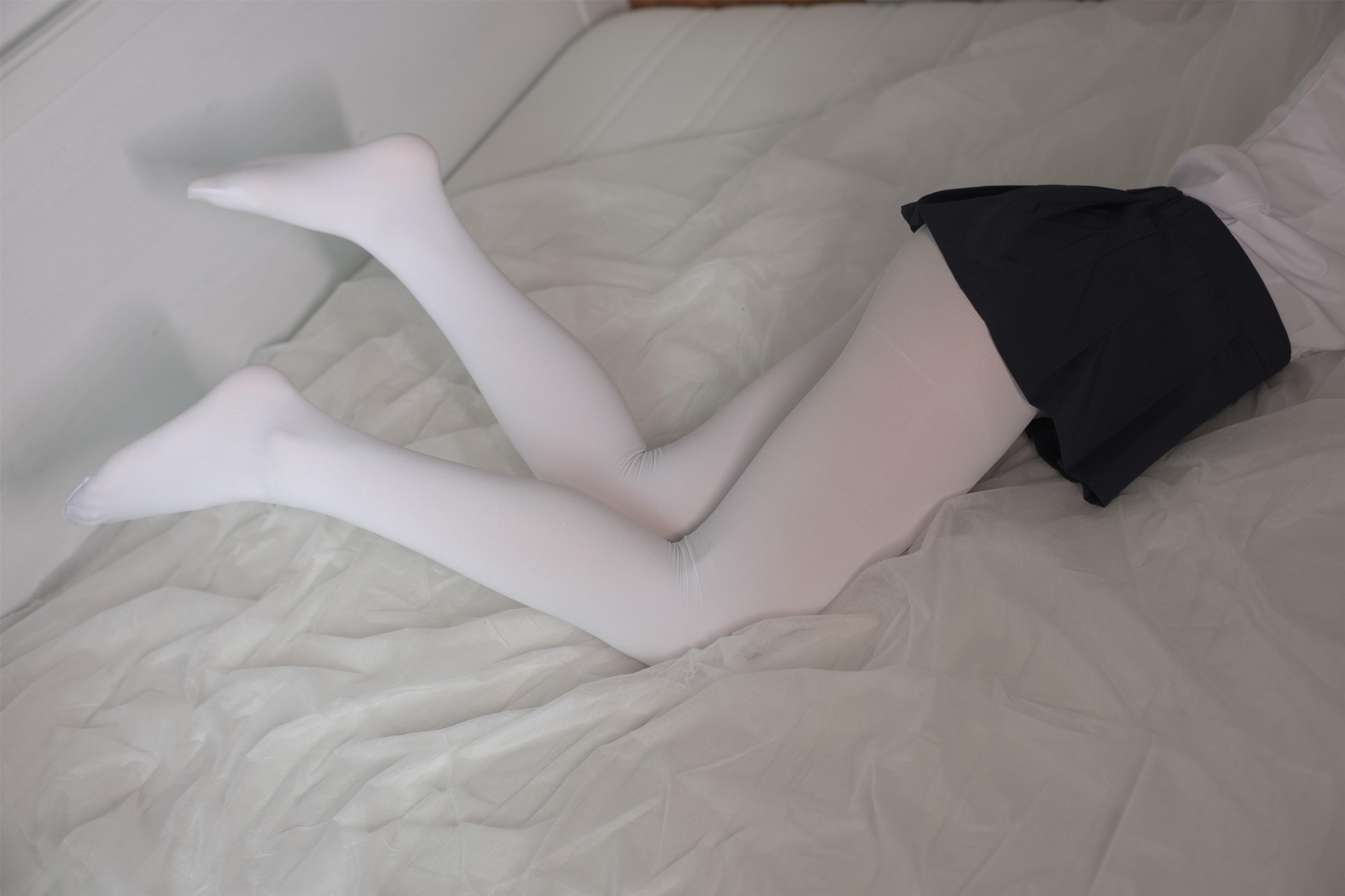 [森萝财团]X-034 性感小萝莉 白色短袖与蓝色短裙加白色丝袜美腿玉足私房写真集,