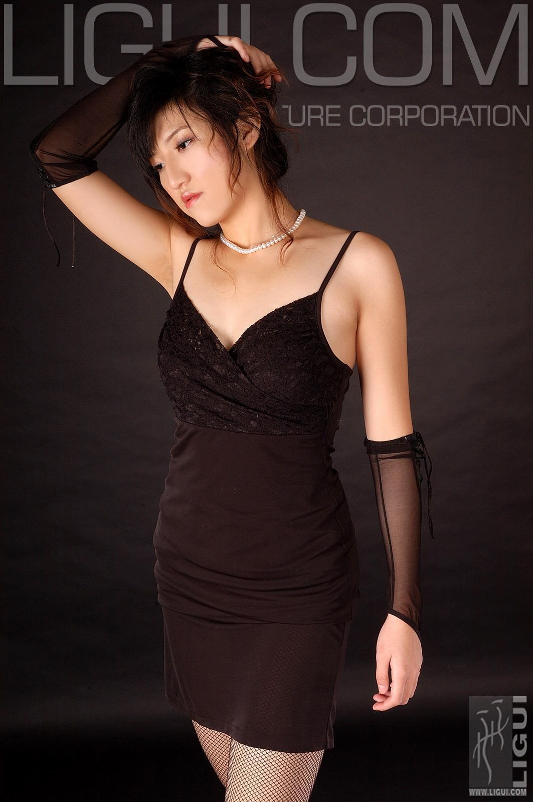 [Ligui丽柜会所]2007-12-28 琪琪 黑色吊带连衣裙加黑色情趣渔网袜性感私房写真集,