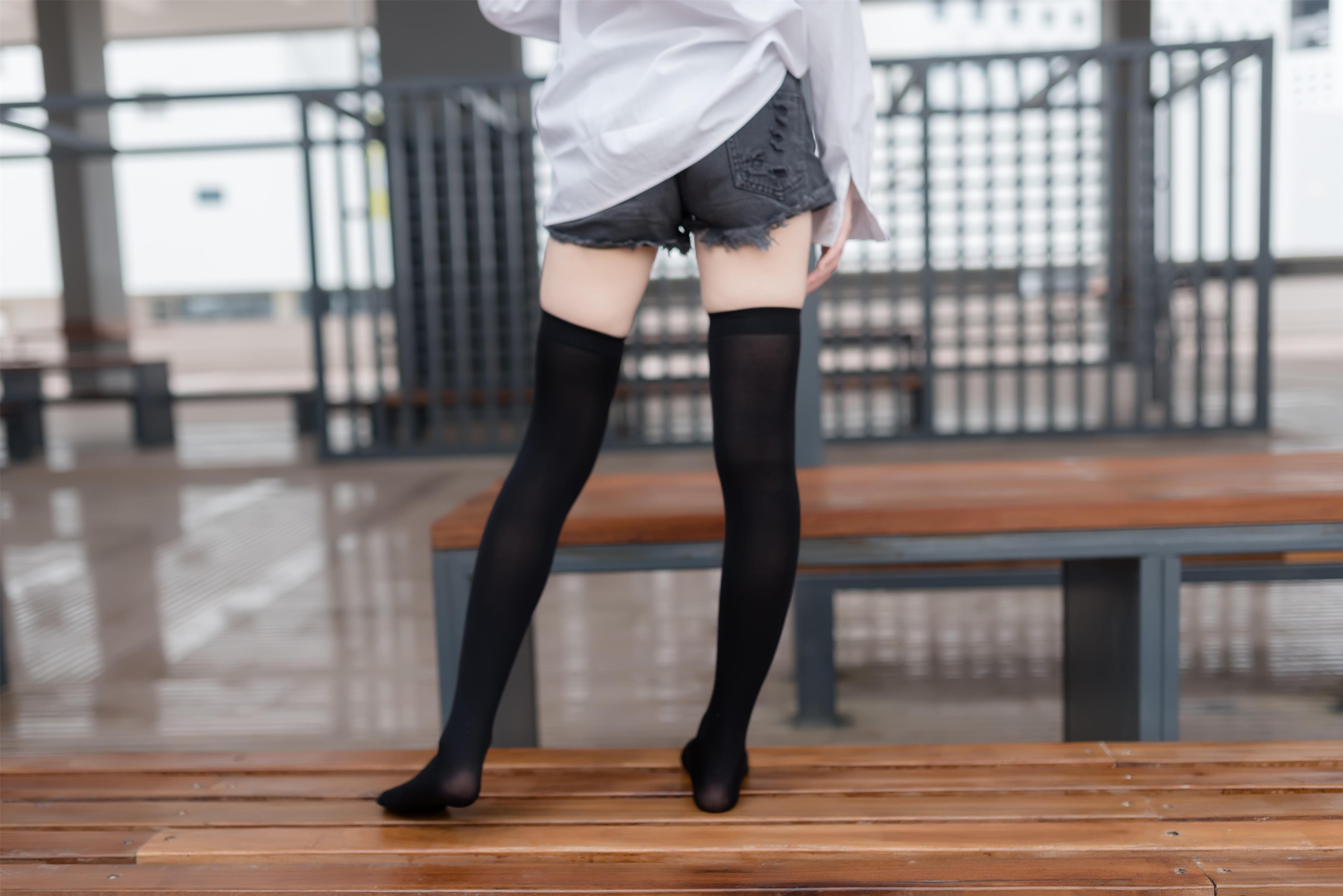 [风之领域]NO.039 性感高中女生白色衬衫与牛仔热裤加黑色丝袜美腿私房写真集,