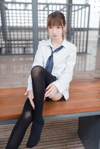 [风之领域]NO.039 性感高中女生白色衬衫与牛仔热裤加黑色丝袜美腿私房写真集