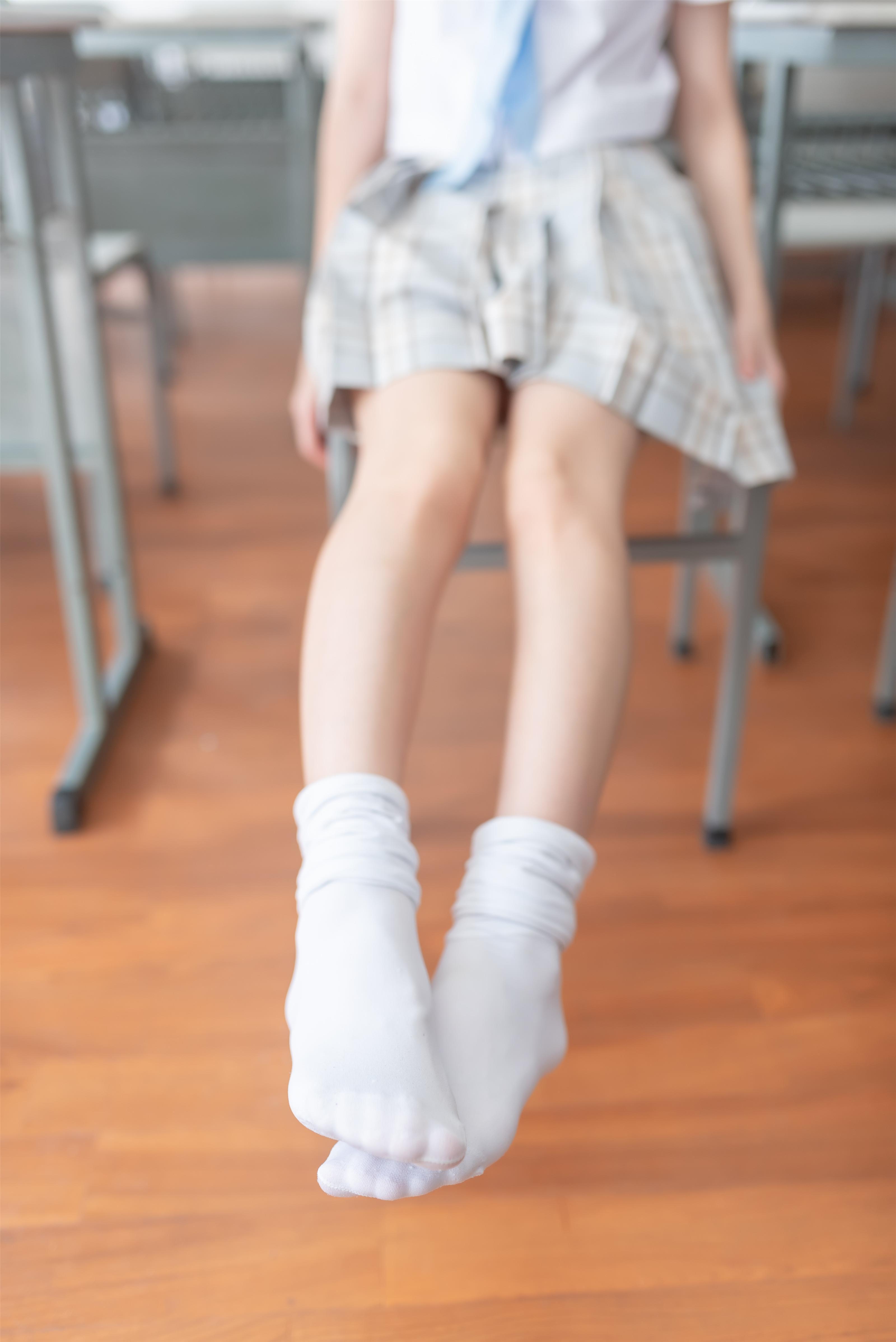 [风之领域]NO.041 性感小萝莉 白色高中女生制服短裙加白色丝袜美腿私房写真集,