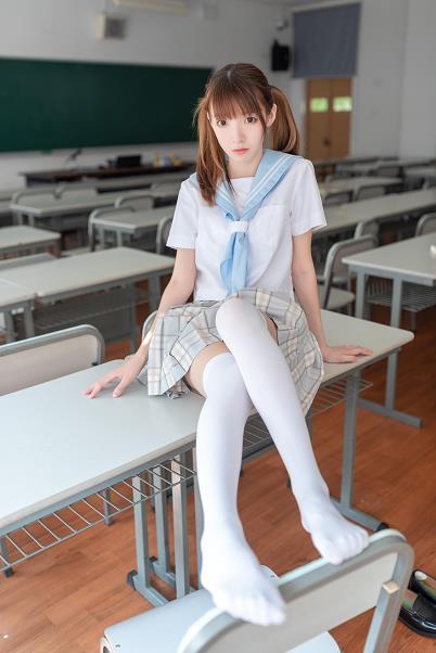 [风之领域]NO.041 性感小萝莉 白色高中女生制服短裙加白色丝袜美腿私房写真集