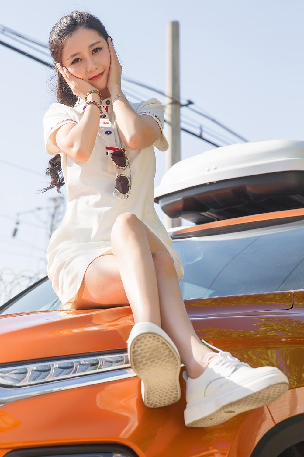 [Toutiaogirls头条女神]2019-01-10 我是美丽小车模 苏凉 白色连身裙与白色衬衫加蓝色短裙性感私房写真集,