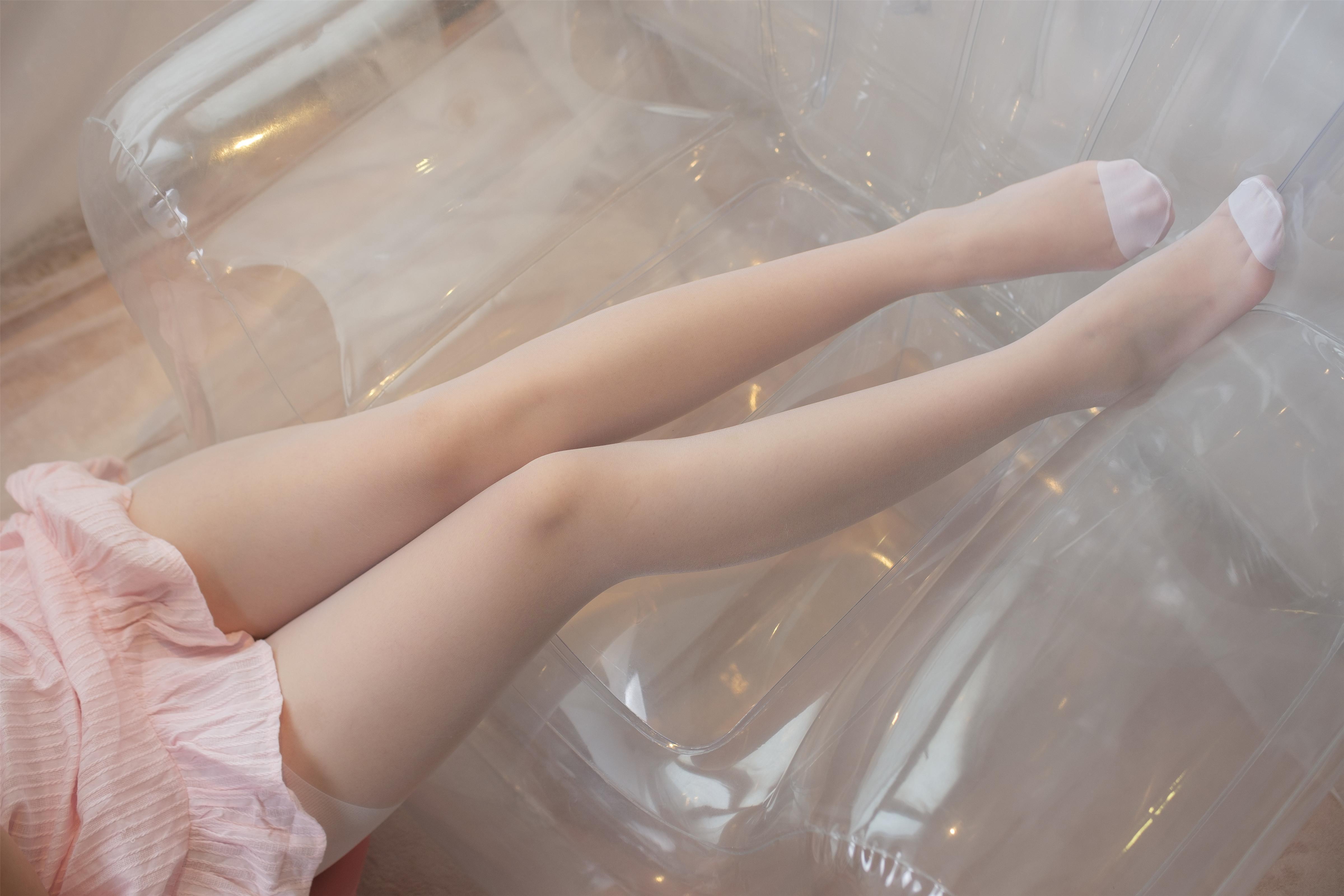 [森萝财团]X-036 性感小萝莉 粉色吊带连衣裙加白色丝袜美腿玉足私房写真集,