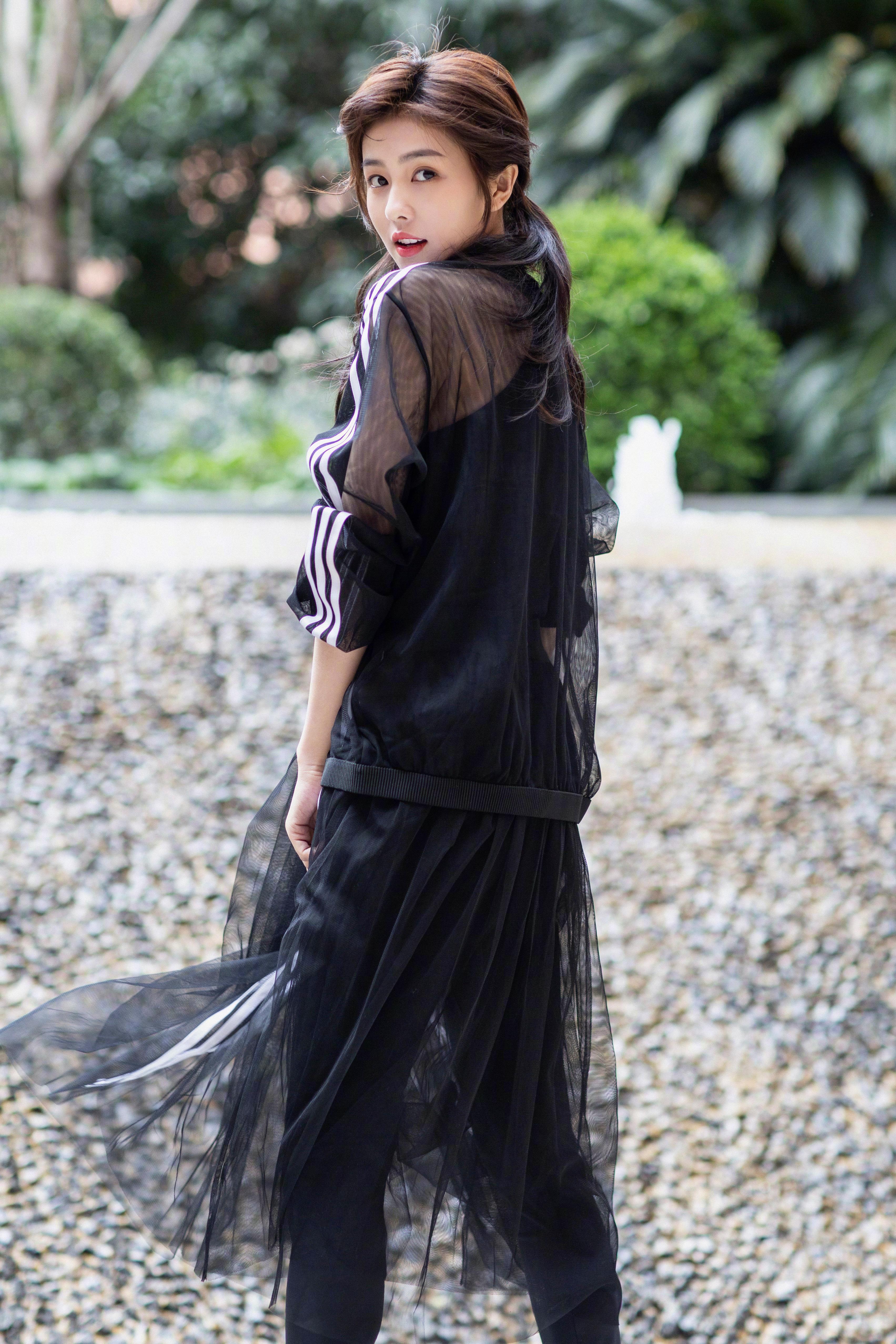 美女演员白鹿受邀出席Adidas Originals全新sleek系列开幕活动 一袭黑色轻纱亮相,