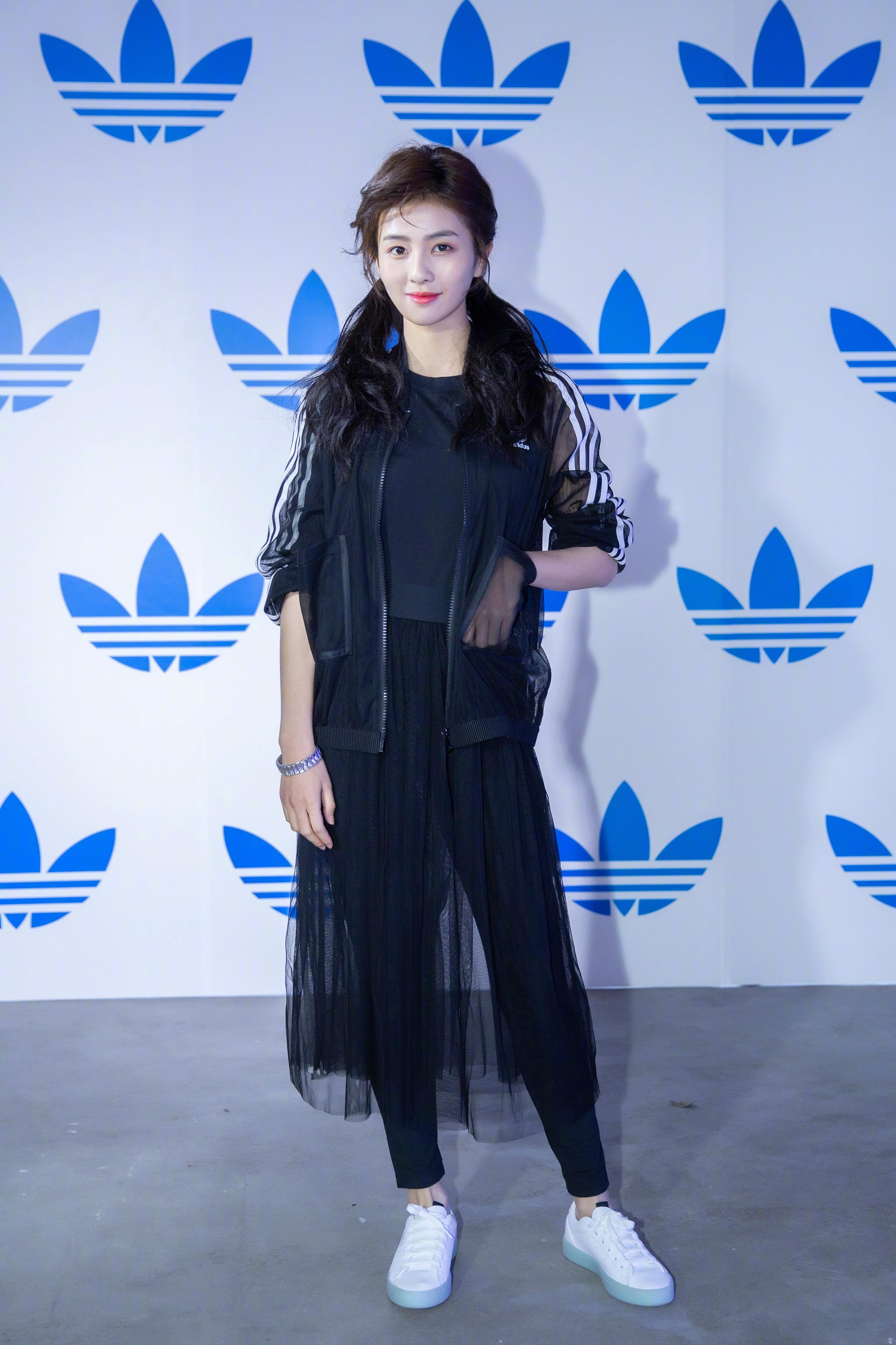 美女演员白鹿受邀出席Adidas Originals全新sleek系列开幕活动 一袭黑色轻纱亮相,