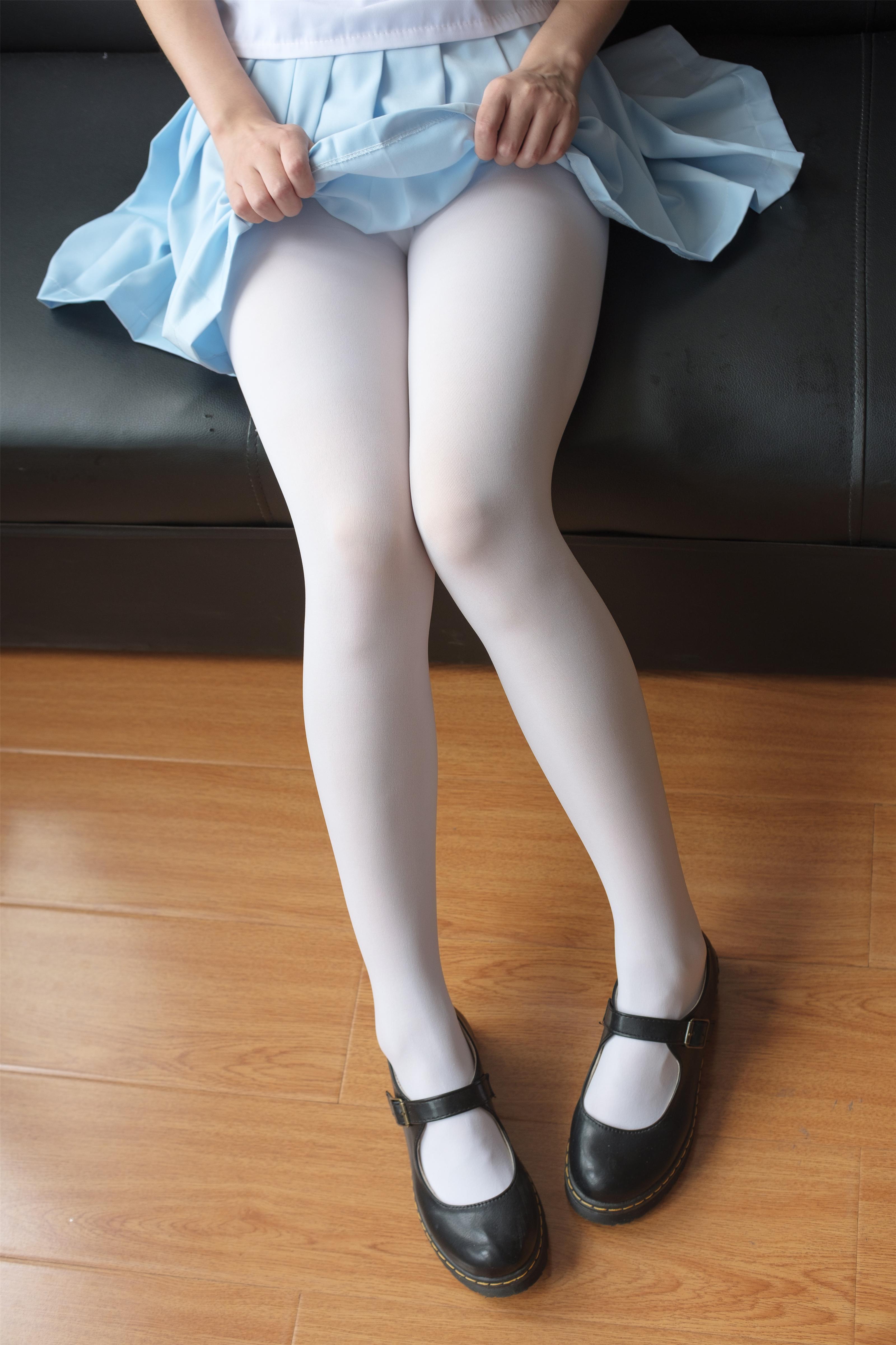 [森萝财团]X-037 性感小萝莉 白色高中女生制服短裙加白色丝袜美腿玉足私房写真集,