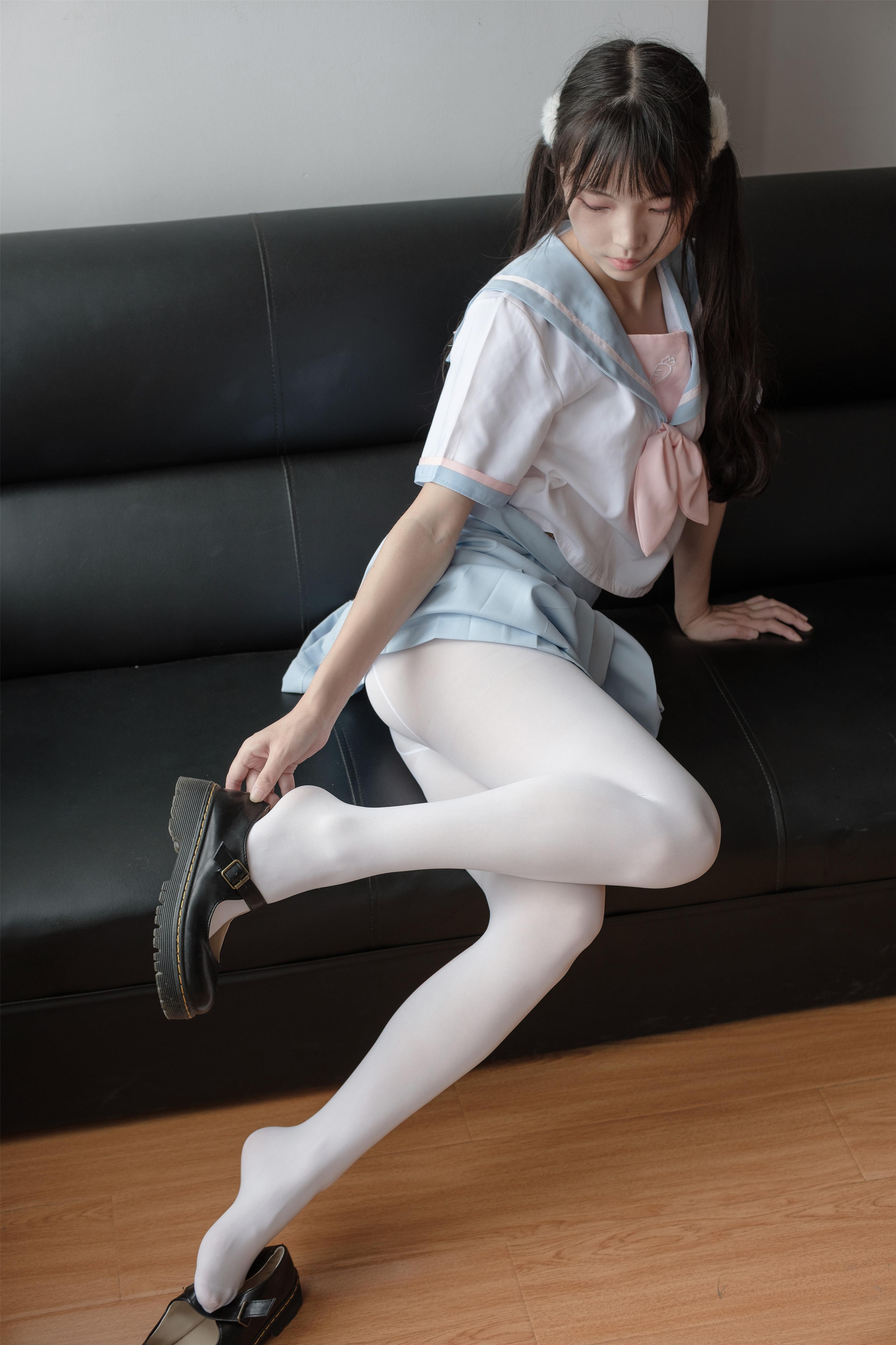 [森萝财团]X-037 性感小萝莉 白色高中女生制服短裙加白色丝袜美腿玉足私房写真集,