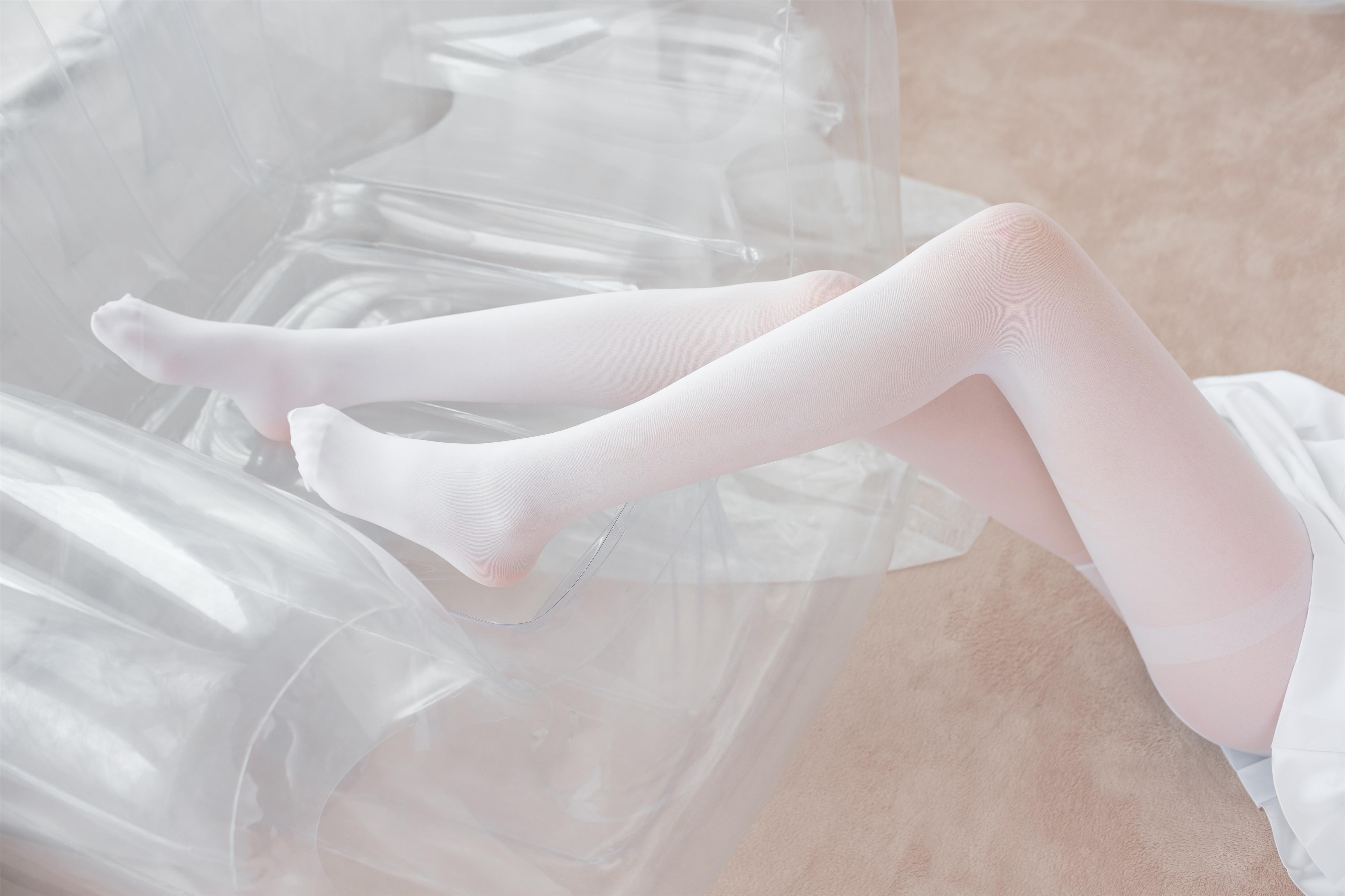 [森萝财团]X-038 清纯可爱小萝莉 白色高中女生制服与白色短裙加白色丝袜美腿玉足性感私房写真集,