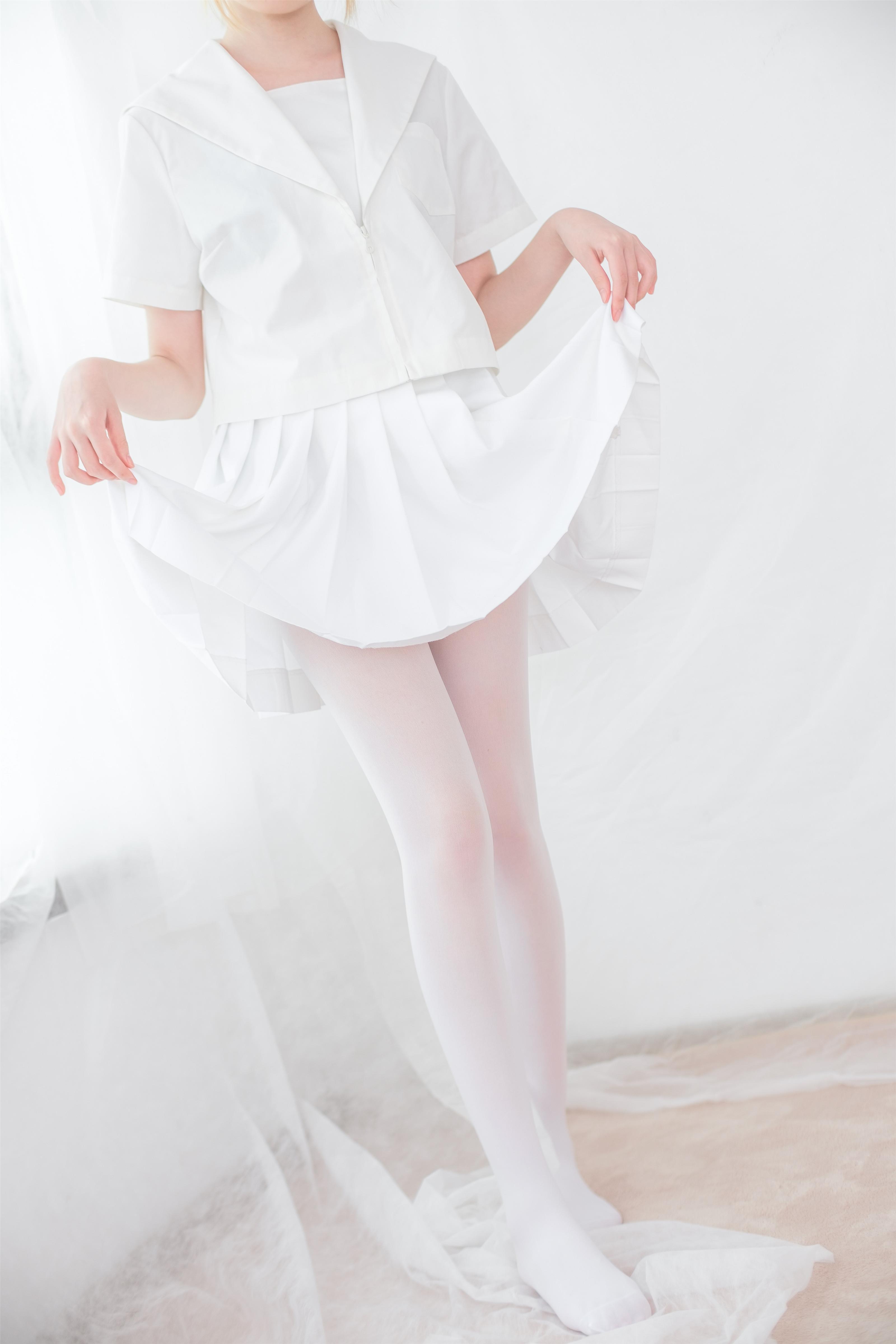 [森萝财团]X-038 清纯可爱小萝莉 白色高中女生制服与白色短裙加白色丝袜美腿玉足性感私房写真集,