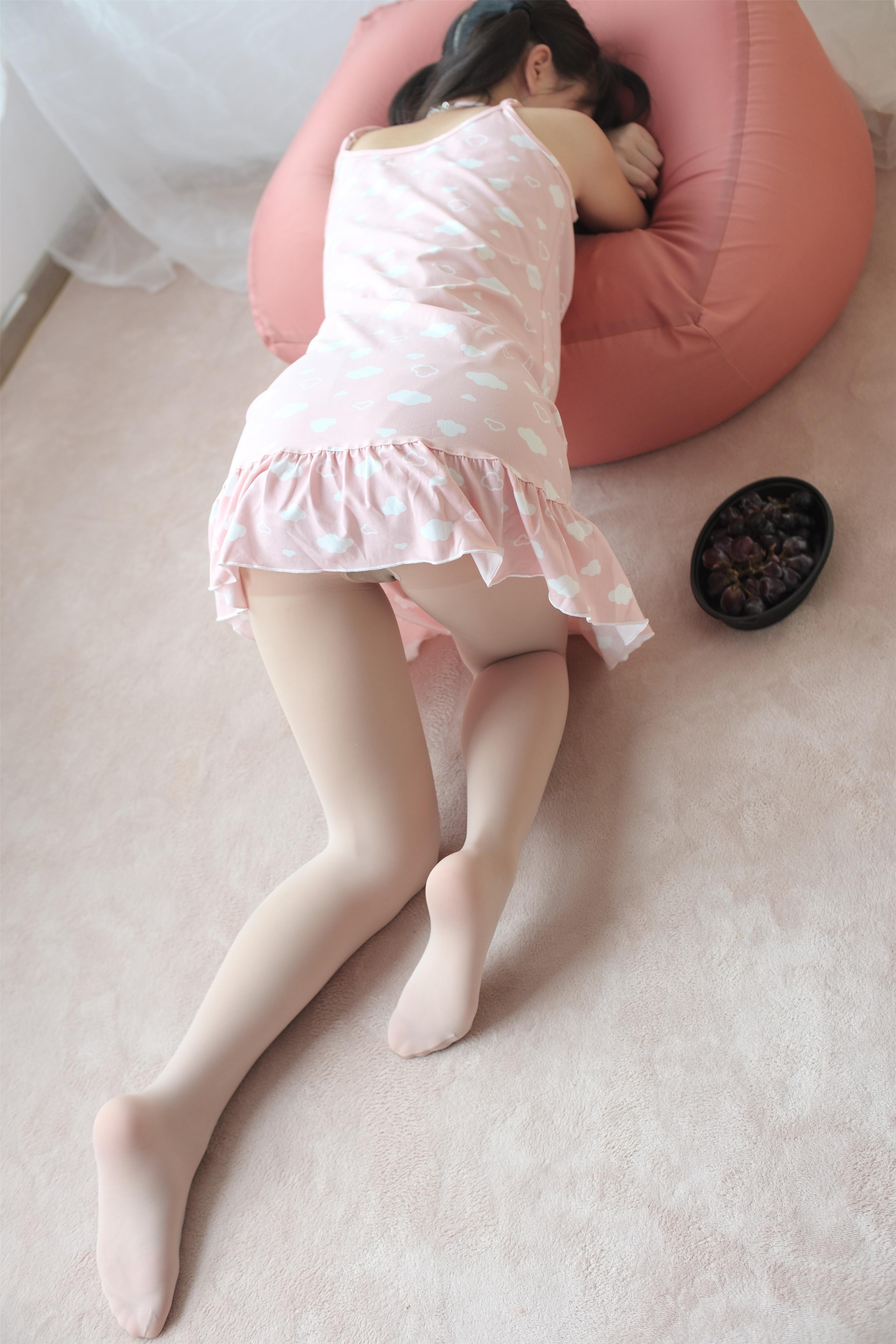 [森萝财团]X-039 清纯可爱小萝莉 粉色吊带连衣裙加肉色丝袜美腿玉足性感私房写真集,