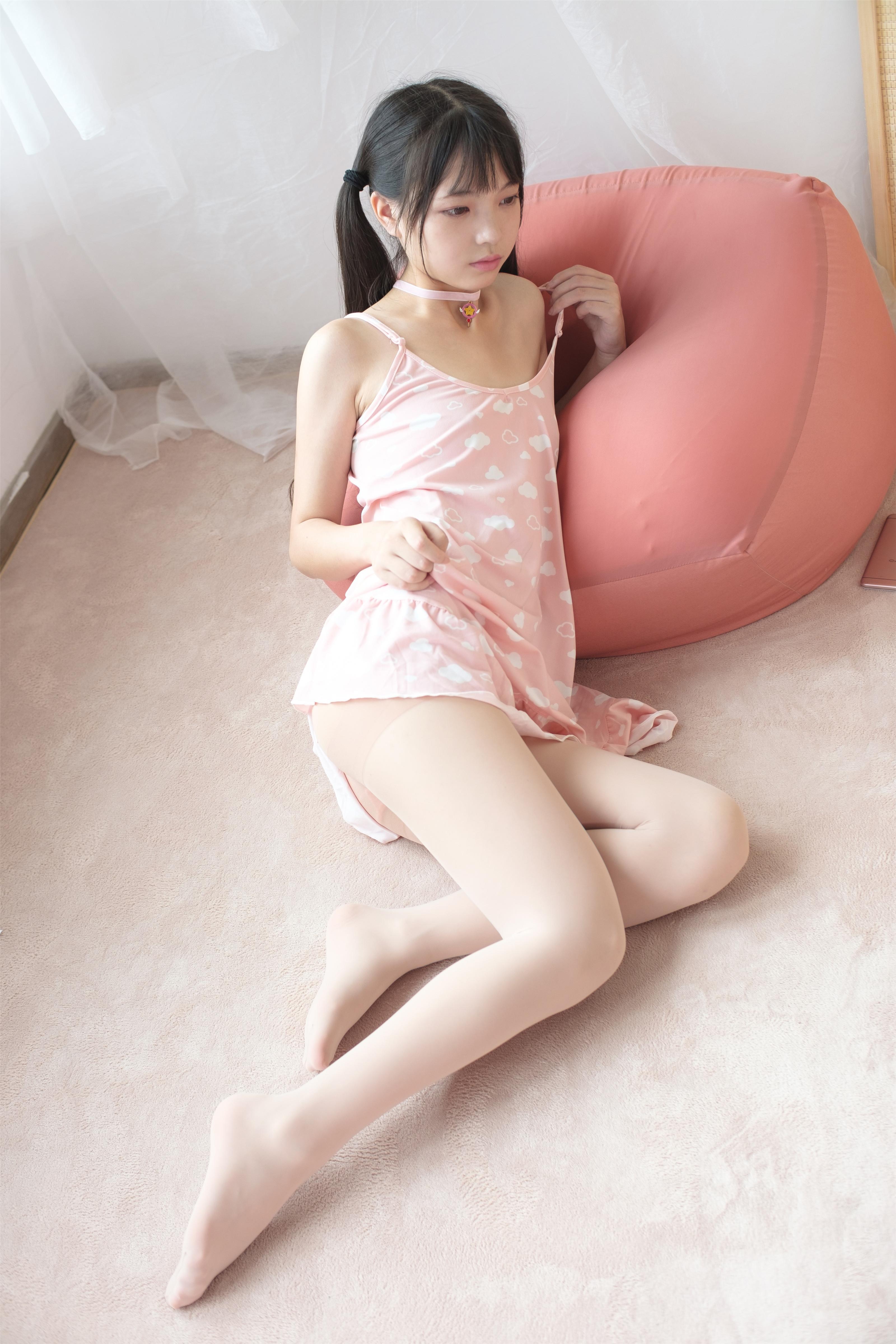 [森萝财团]X-039 清纯可爱小萝莉 粉色吊带连衣裙加肉色丝袜美腿玉足性感私房写真集,