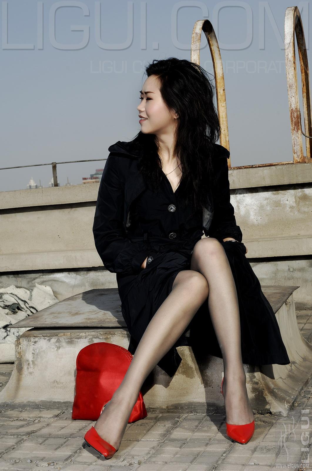 [Ligui丽柜会所]2008-04-09 紅與黑 海倫 黑色风衣加黑色丝袜美腿玉足性感私房写真集,