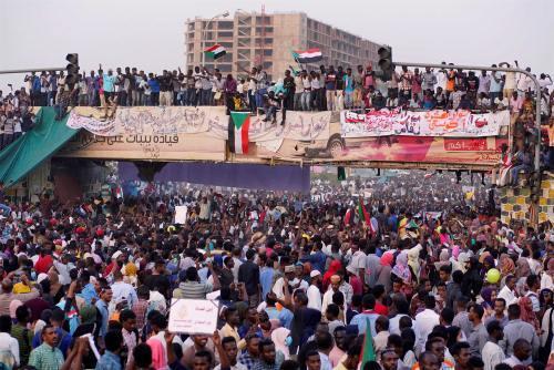 苏丹民众在首都喀土穆举行抗议。图片来源：视觉中国