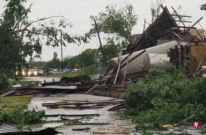 得州东部小镇富兰克林受龙卷风吹袭，多间房屋损毁。（路透社）