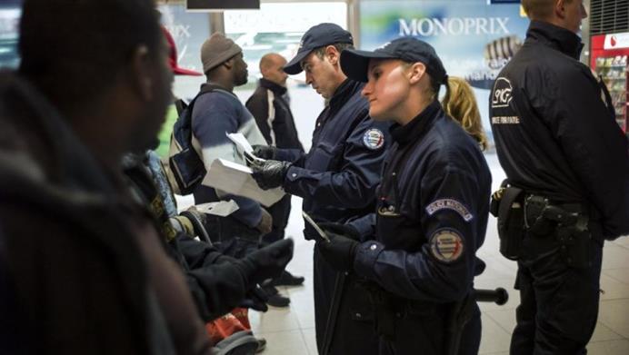法国前司法部长:巴黎警方基于种族背景歧视性执法