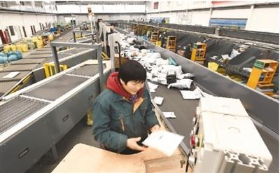 2月12日，邮政速递工作人员在浙江义乌国际邮件互换局分拣和打包出境邮件。当日，义乌海关监管进出境邮件达到20.8万件。