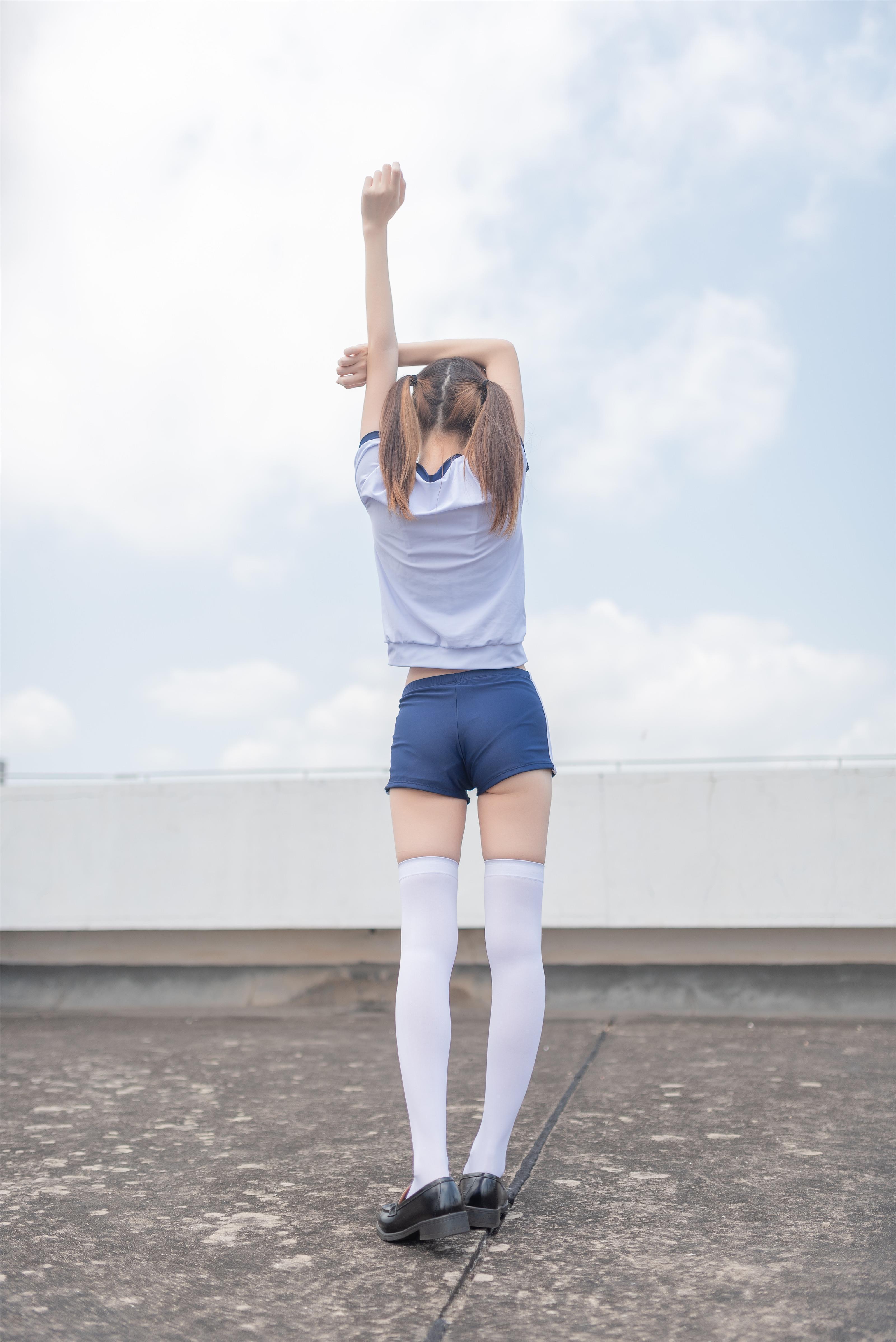 [风之领域]NO.045 性感小萝莉 白色短袖与蓝色运动短裤加白色丝袜美腿私房写真集,