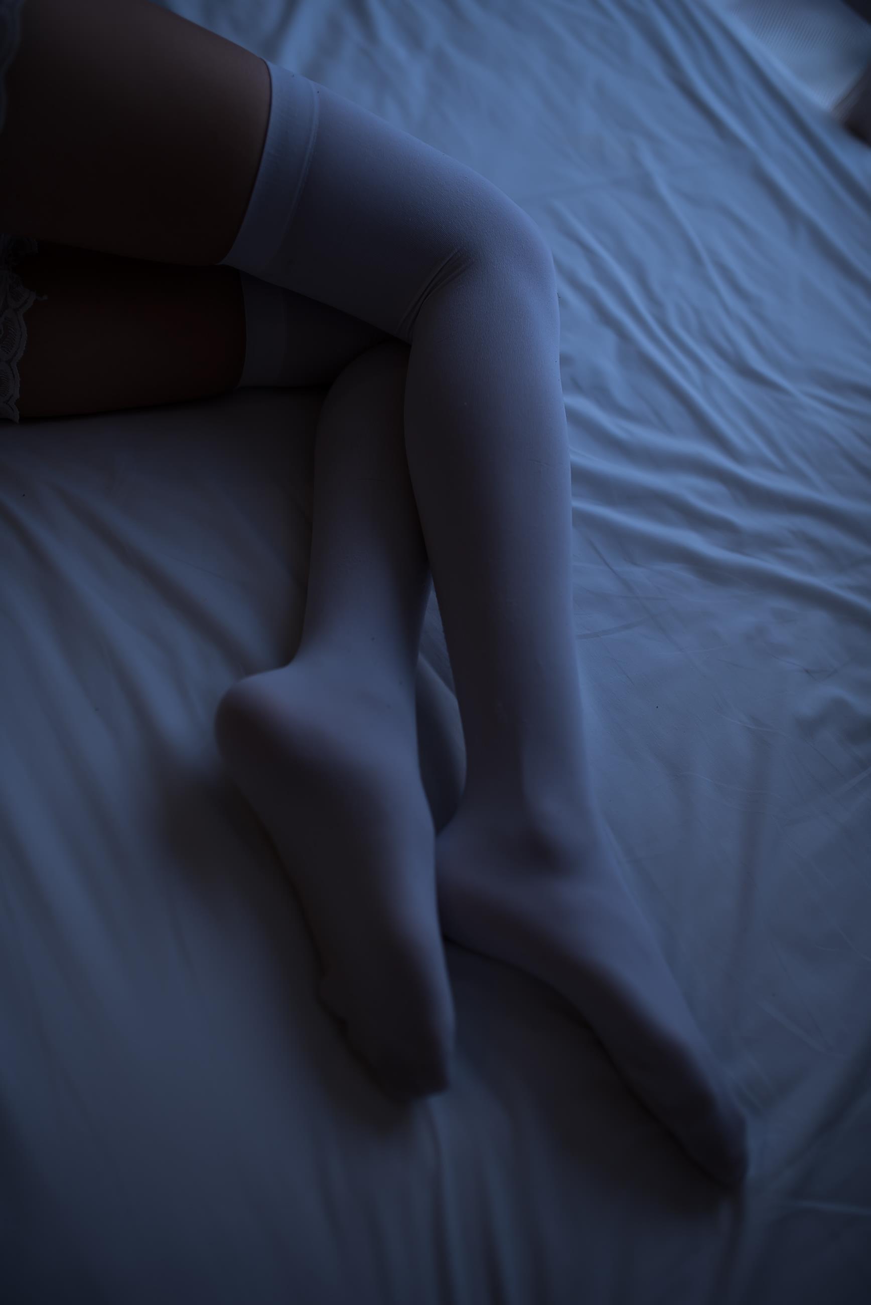 [风之领域]NO.046 性感小萝莉 白色吊带蕾丝睡衣裙加白色丝袜美腿私房写真集,