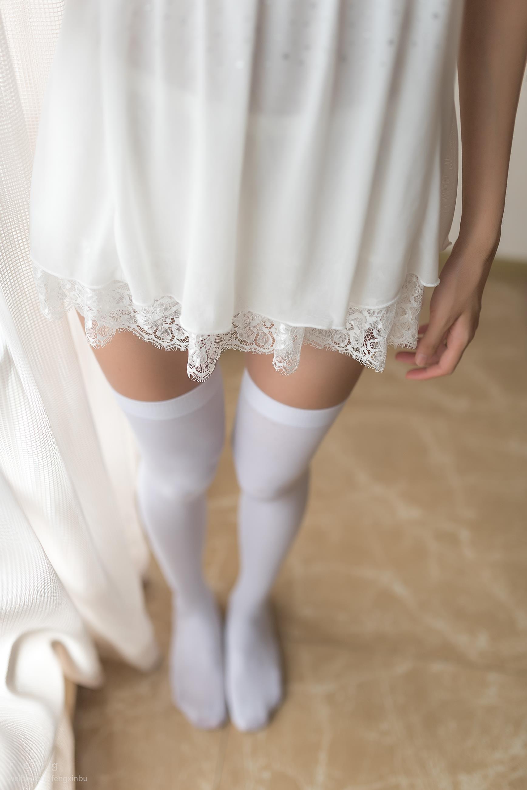 [风之领域]NO.046 性感小萝莉 白色吊带蕾丝睡衣裙加白色丝袜美腿私房写真集,