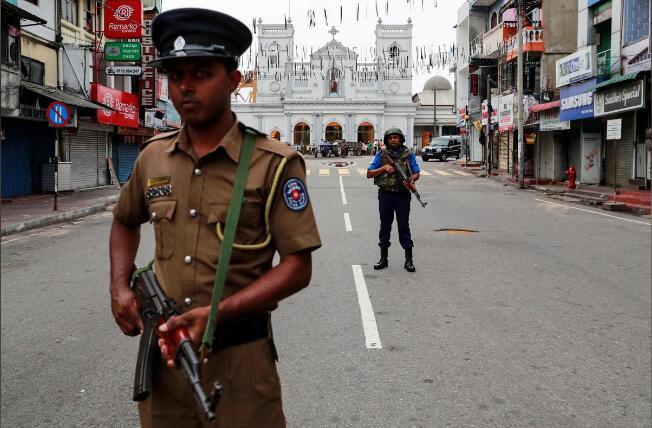 斯里兰卡安全人员持枪警戒