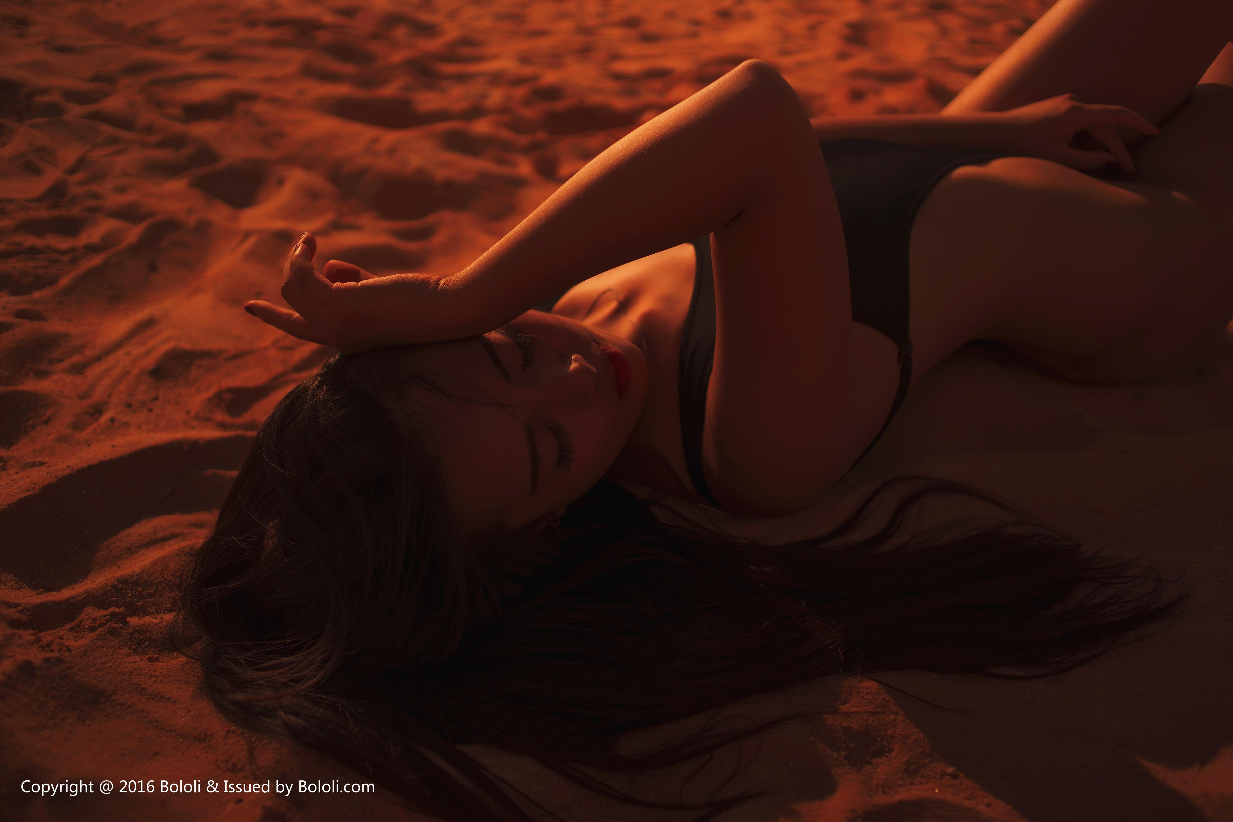 [BoLoli波萝社]BOL075 暖色沙滩 王小贤 黑色连体比基尼泳装性感私房写真集,