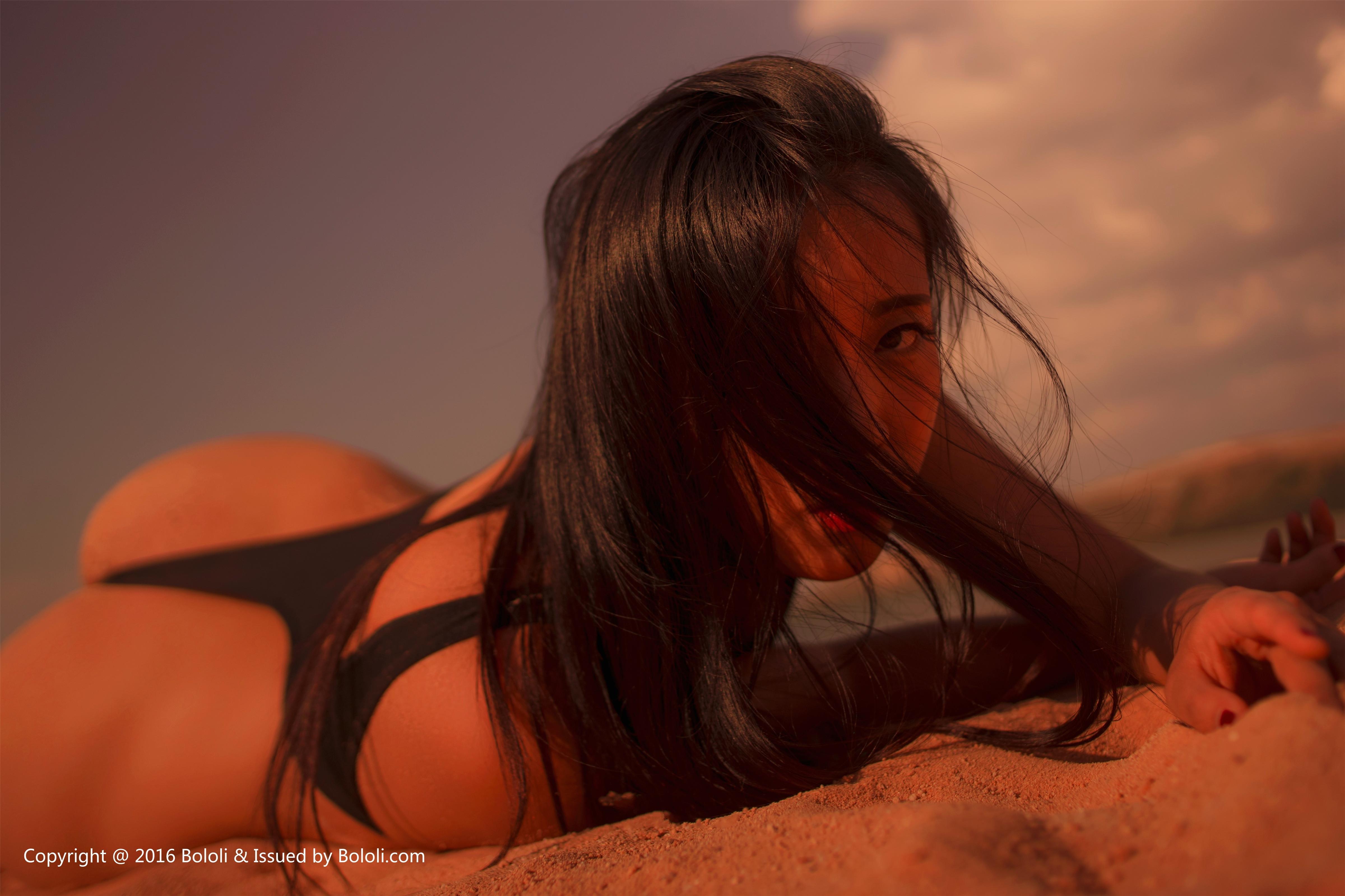 [BoLoli波萝社]BOL075 暖色沙滩 王小贤 黑色连体比基尼泳装性感私房写真集,