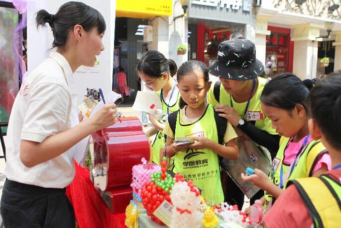 北京路公益慈善嘉年华活动吸引了众多热心的市民参与