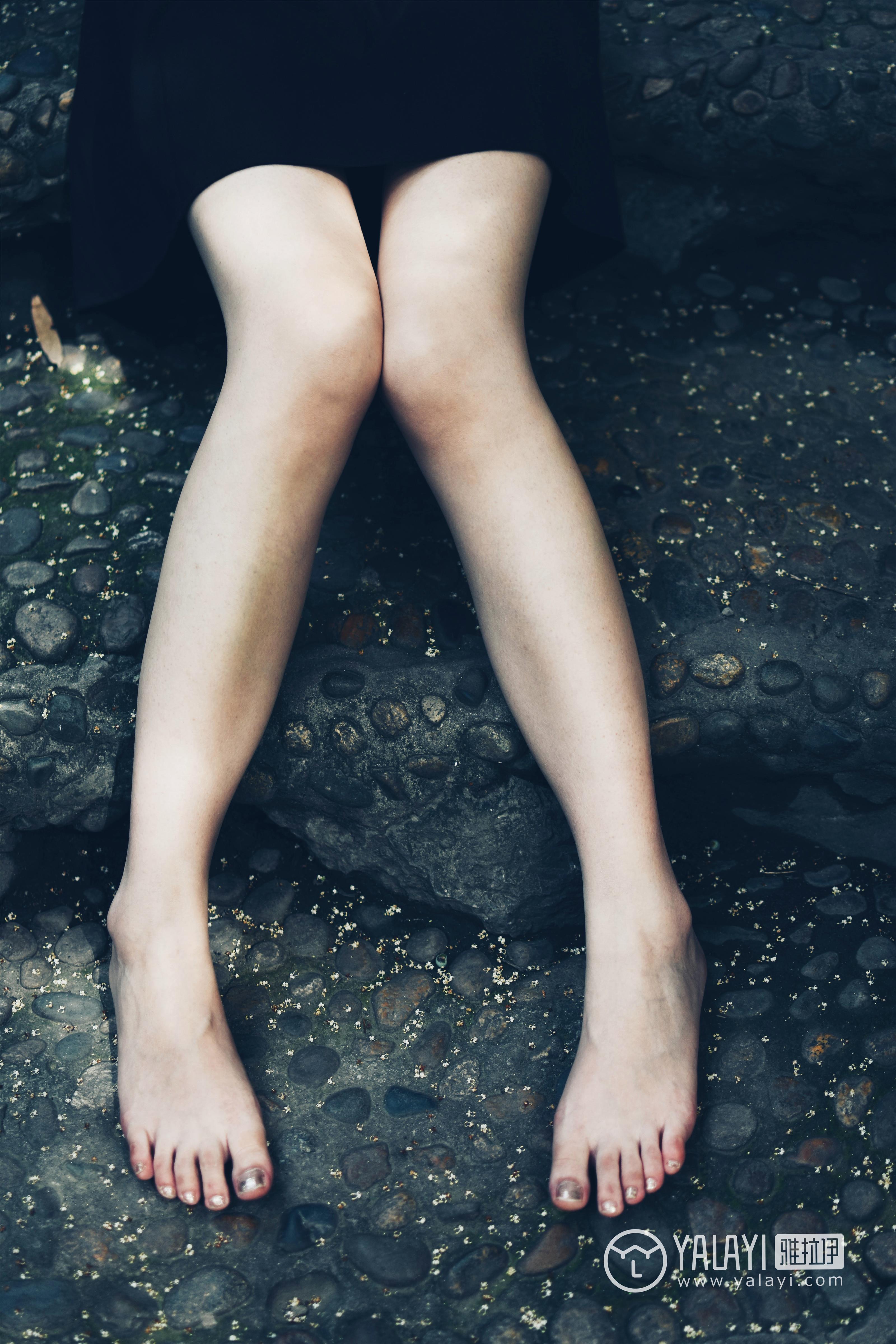 [YALAYI雅拉伊]NO.005 民国女孩叶肖肖 民国女生制服与白色短袖及黑色短裙加肉色丝袜美腿性感私房写真集,