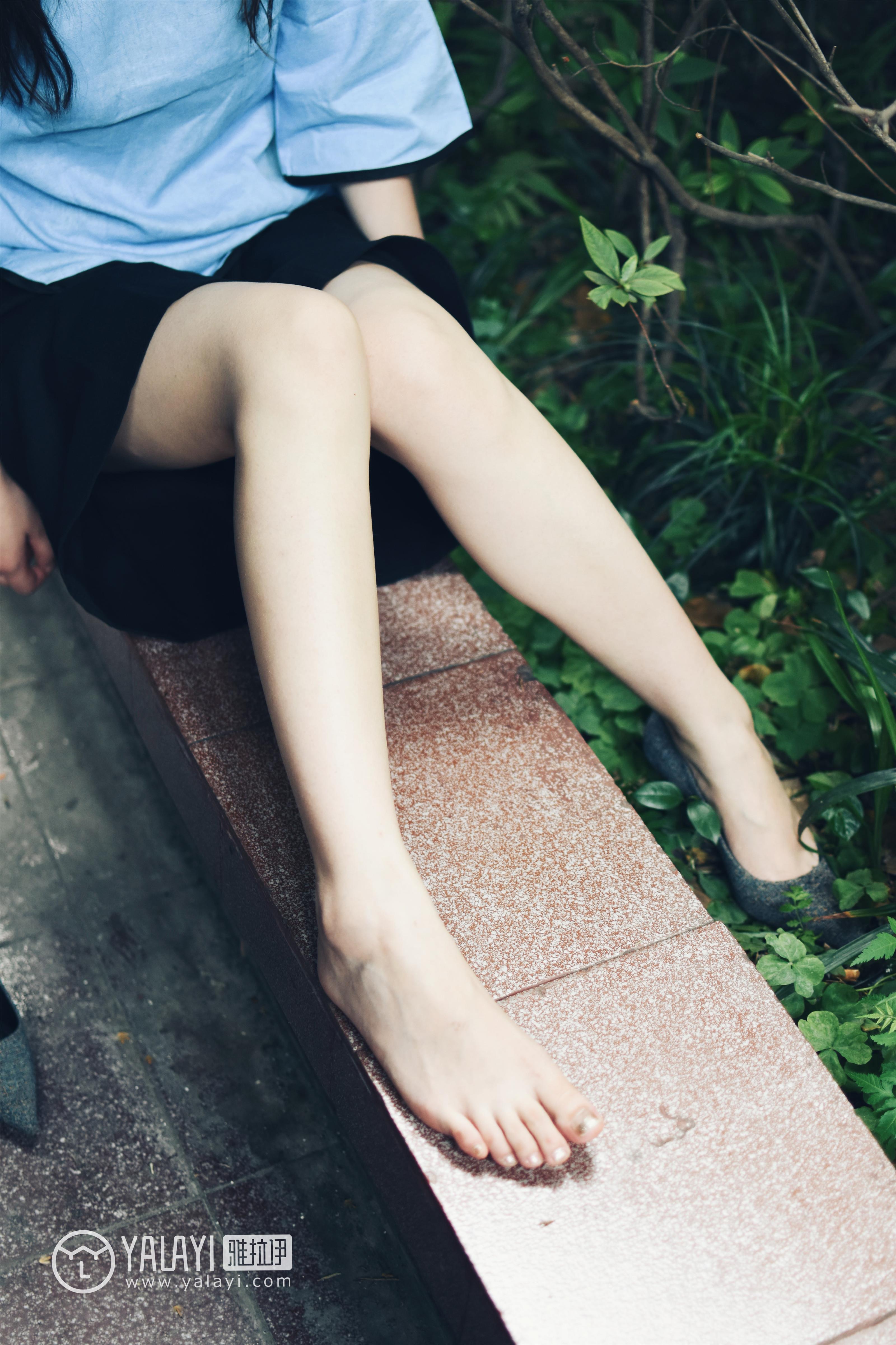 [YALAYI雅拉伊]NO.005 民国女孩叶肖肖 民国女生制服与白色短袖及黑色短裙加肉色丝袜美腿性感私房写真集,