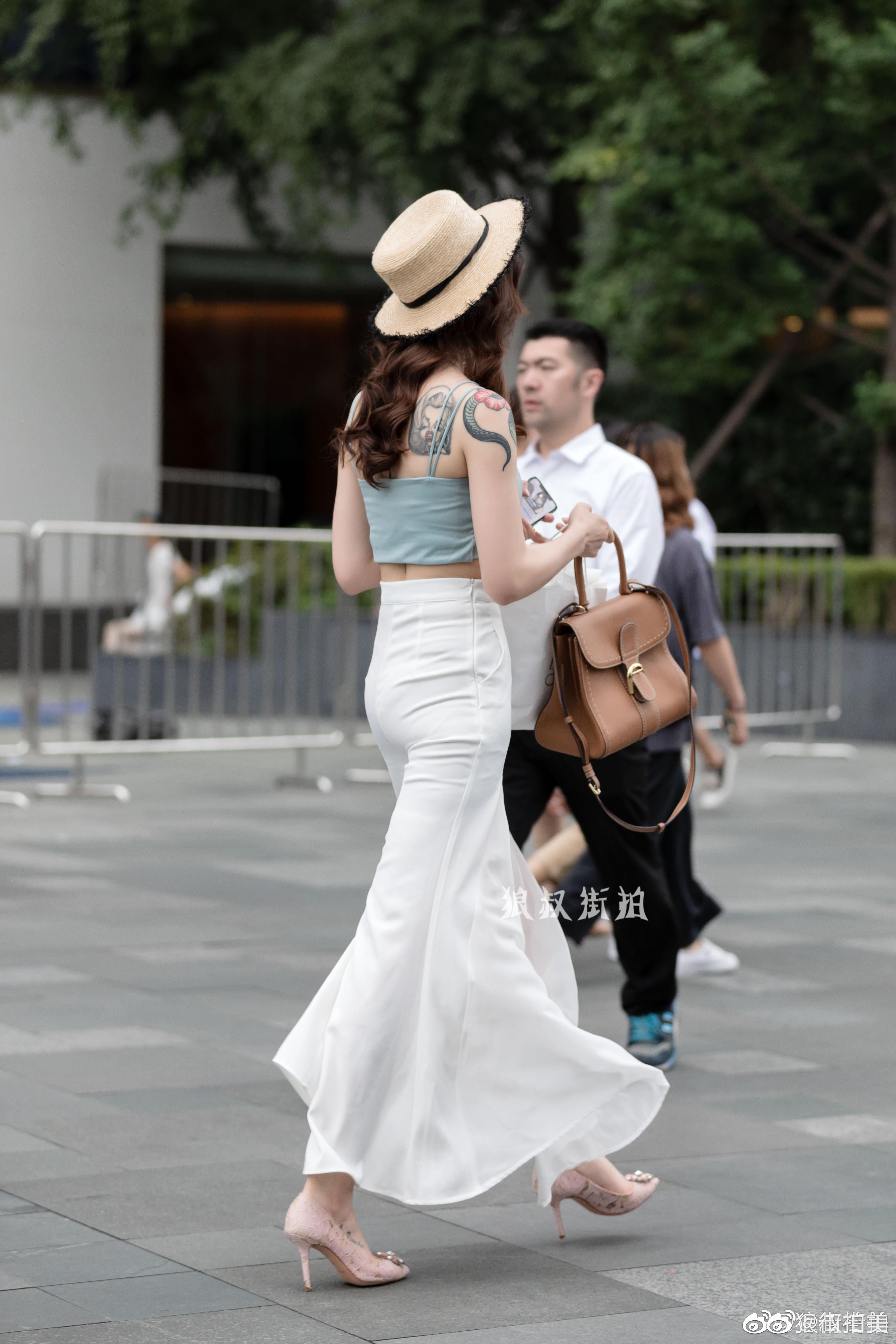 成都大古里街拍纹身美女性感小背心加白色紧身喇叭裤,