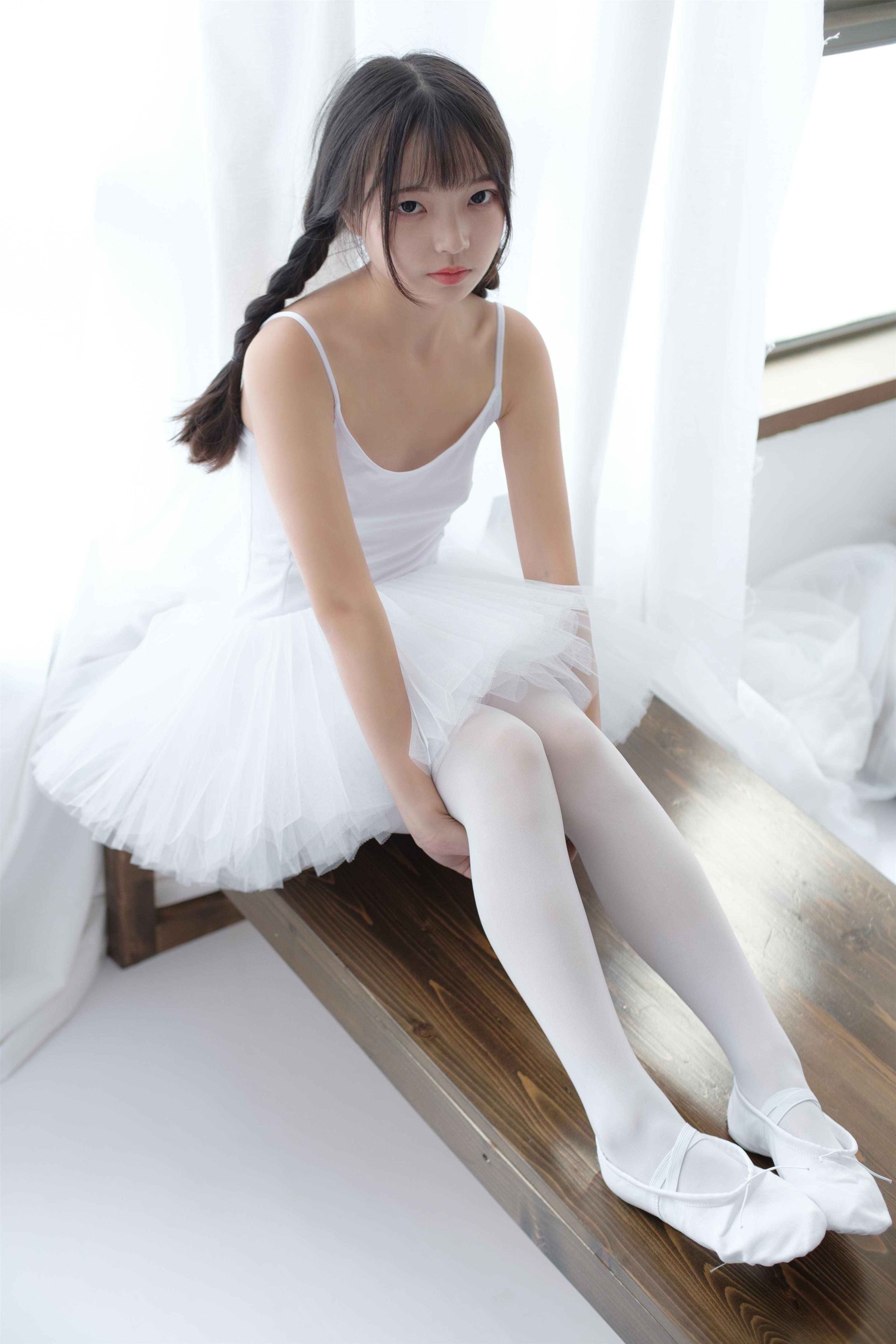 [森萝财团]X-042 清纯可爱小萝莉 白色芭蕾舞裙加白色丝袜美腿性感私房写真集,