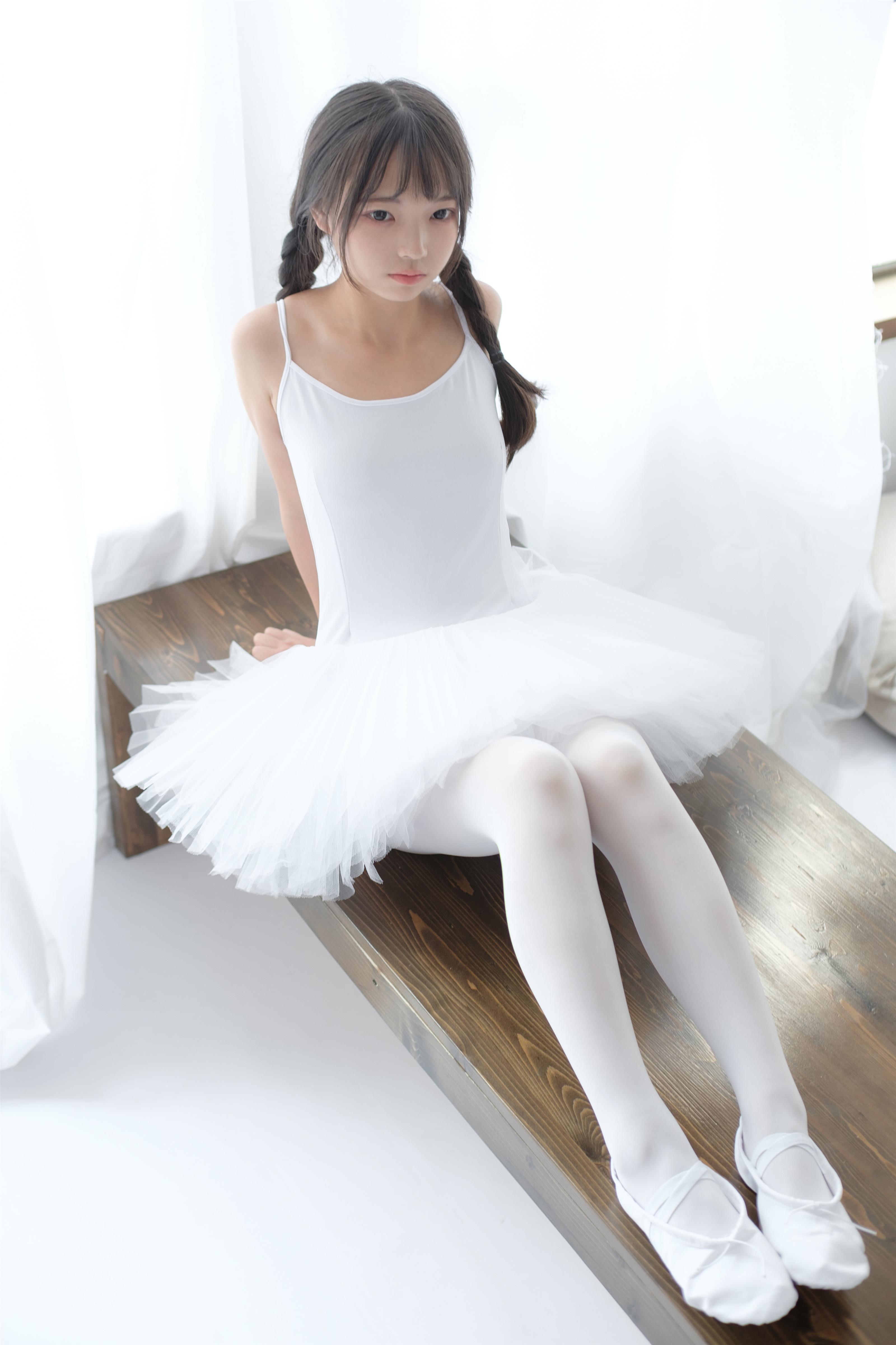 [森萝财团]X-042 清纯可爱小萝莉 白色芭蕾舞裙加白色丝袜美腿性感私房写真集,