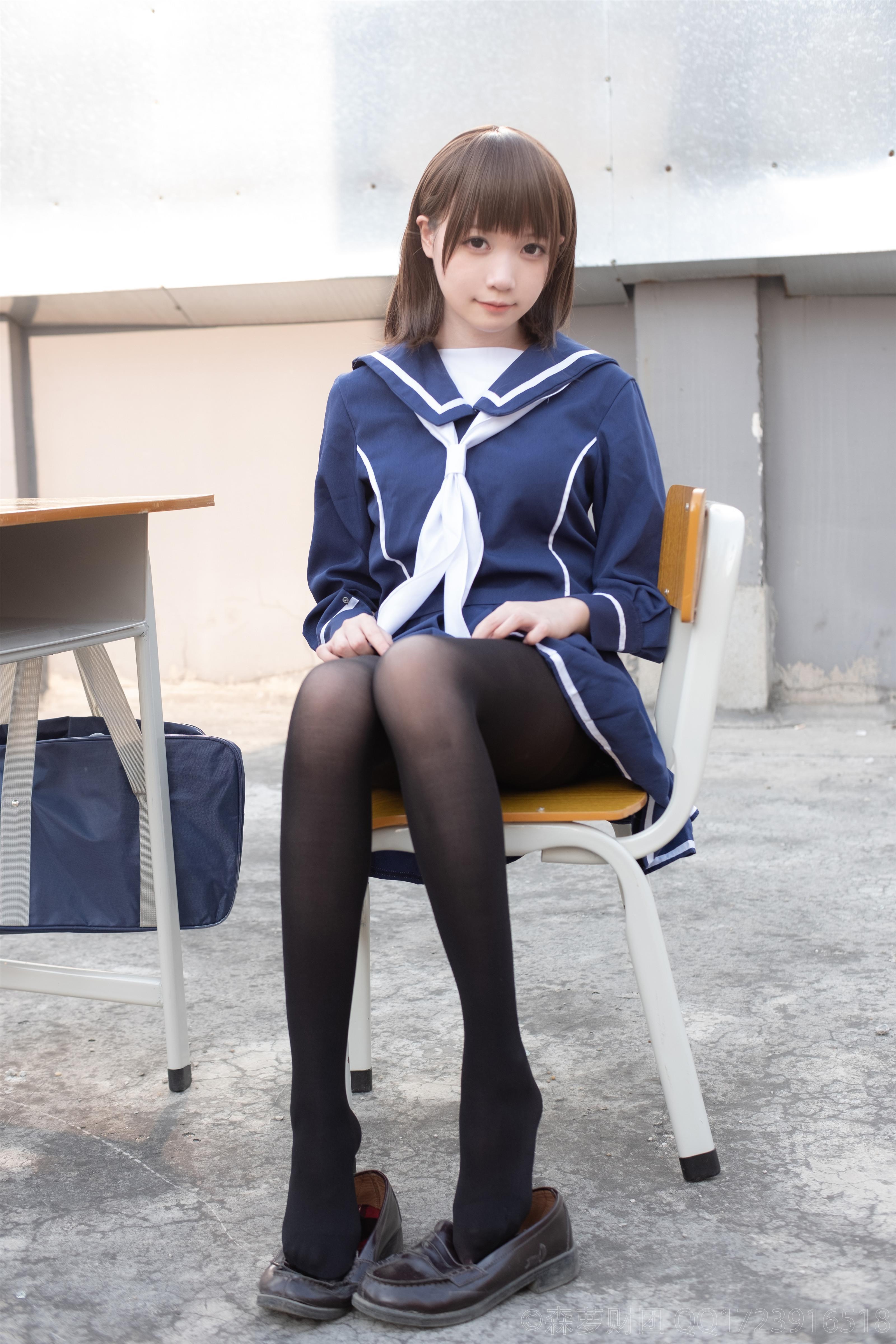 [森萝财团]X-043 学校天台上的小萝莉 高中女生制服与短裙加黑色丝袜美腿性感私房写真集,
