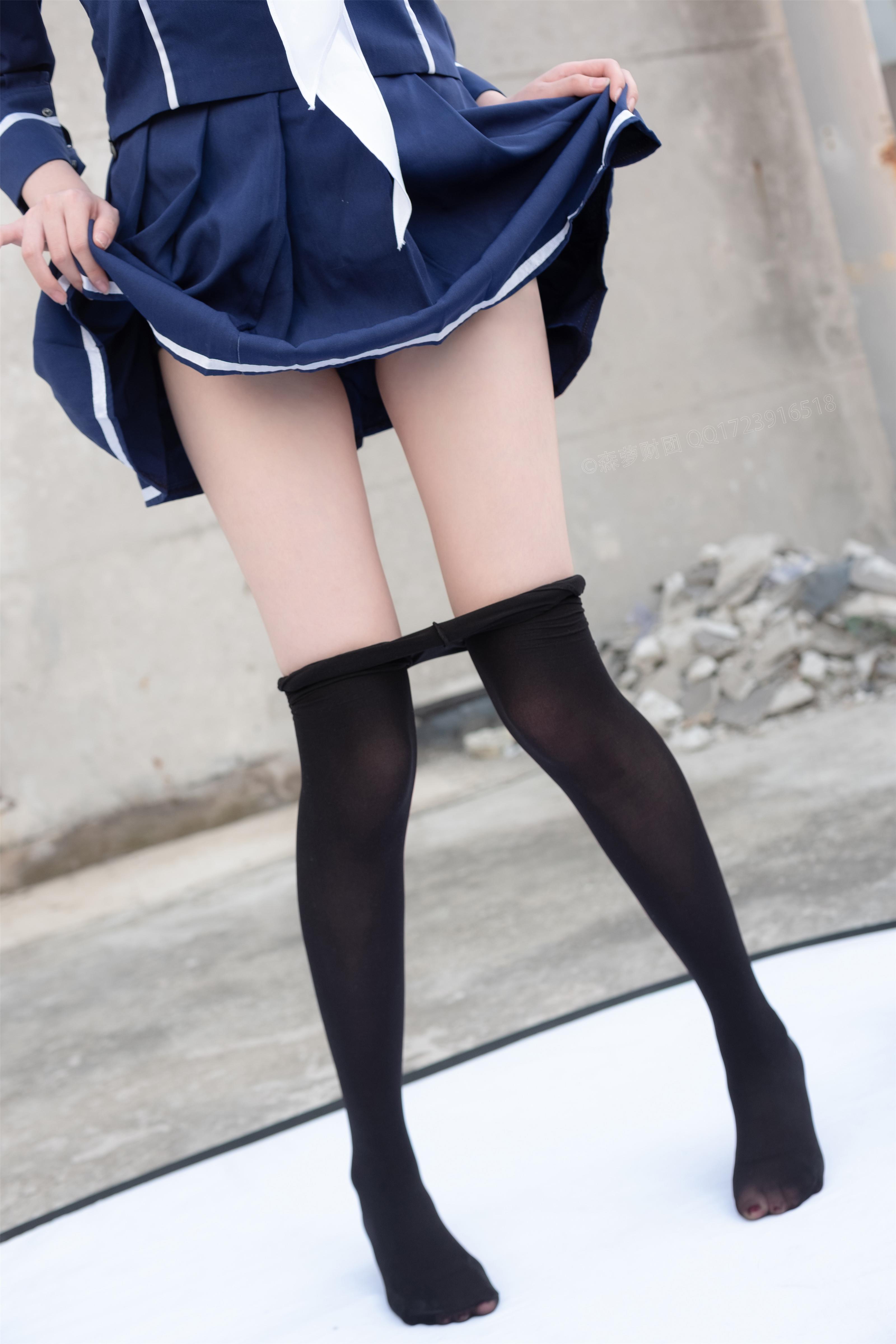 [森萝财团]X-043 学校天台上的小萝莉 高中女生制服与短裙加黑色丝袜美腿性感私房写真集,