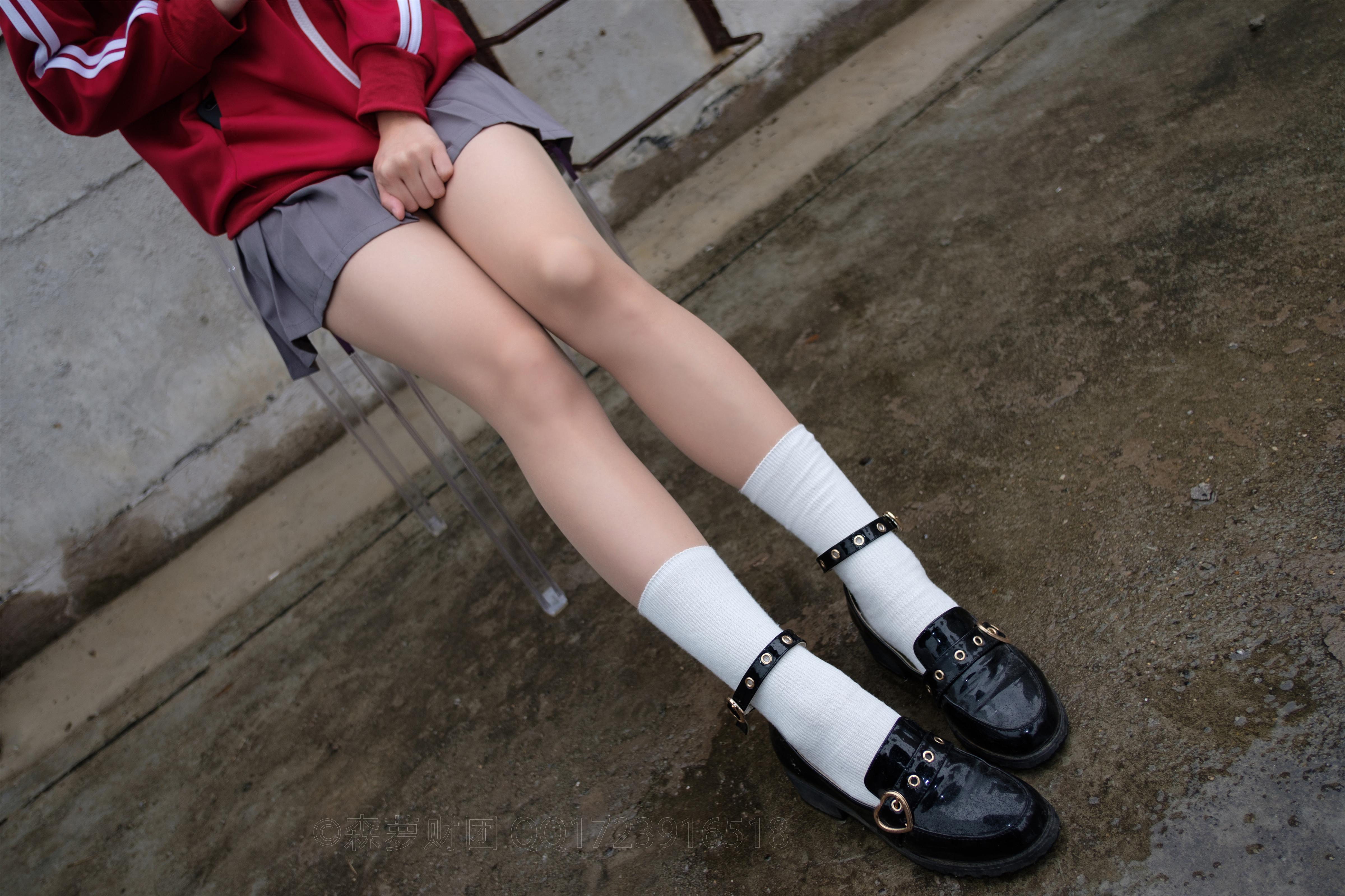 [森萝财团]X-044 童颜小萝莉 红色外套与灰色短裙加肉色丝袜美腿玉足性感私房写真集,