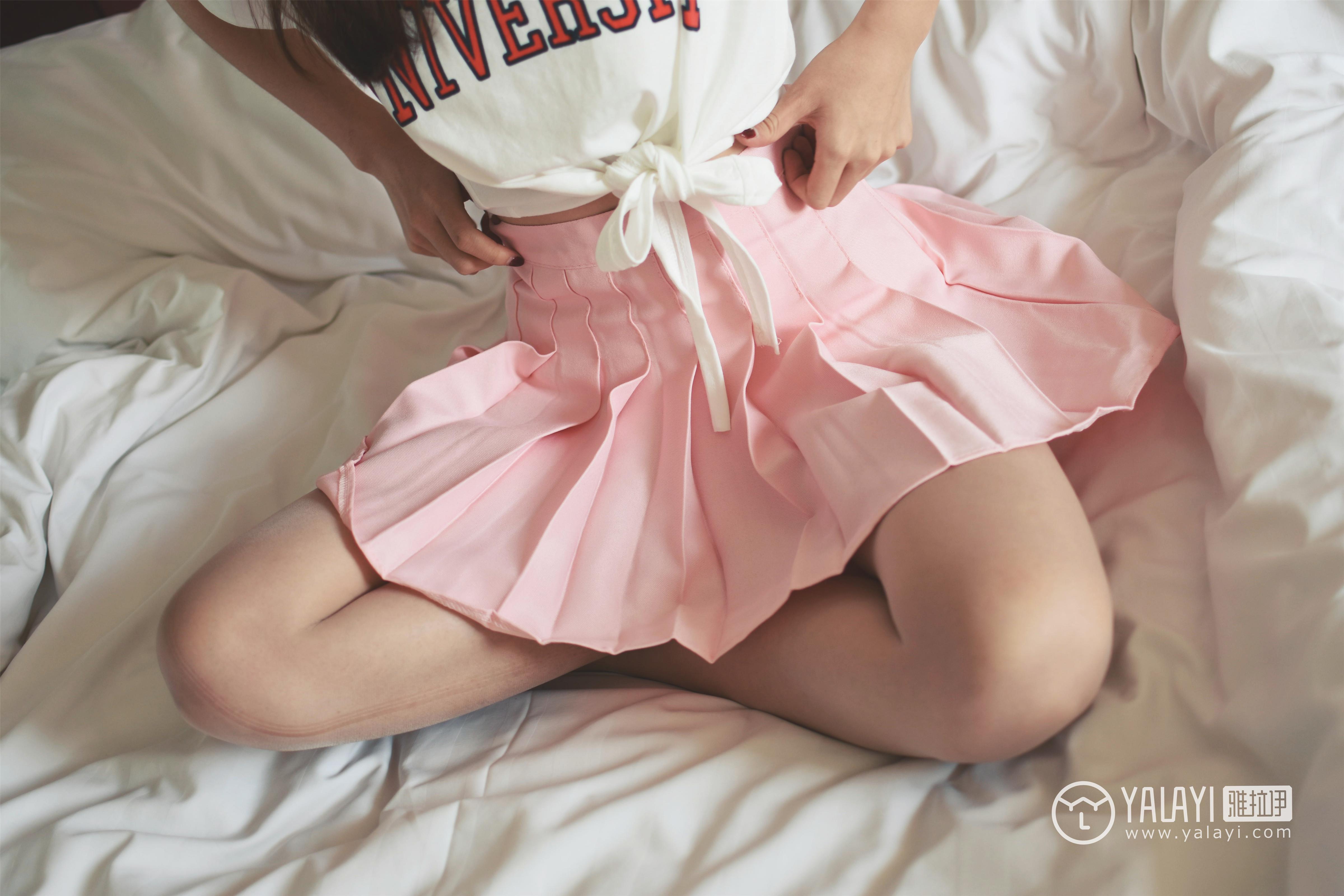 [YALAYI雅拉伊]NO.010 可爱啦啦队服 木晓雨 白色短袖与粉色短裙加肉色丝袜美腿性感私房写真集,