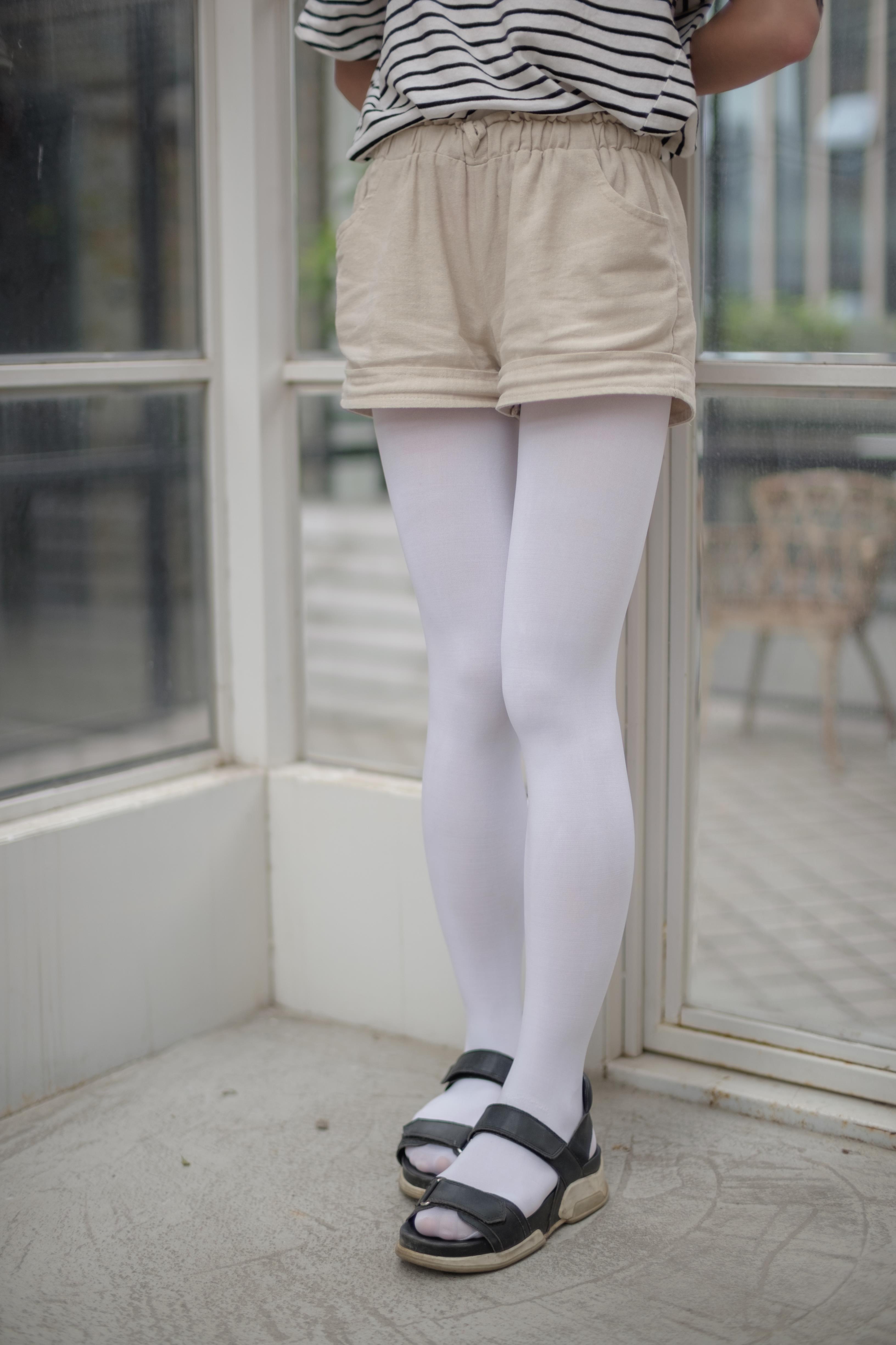 [森萝财团]FREE-001 性感小萝莉 白色短袖与米色短裤加白色丝袜美腿玉足私房写真集,
