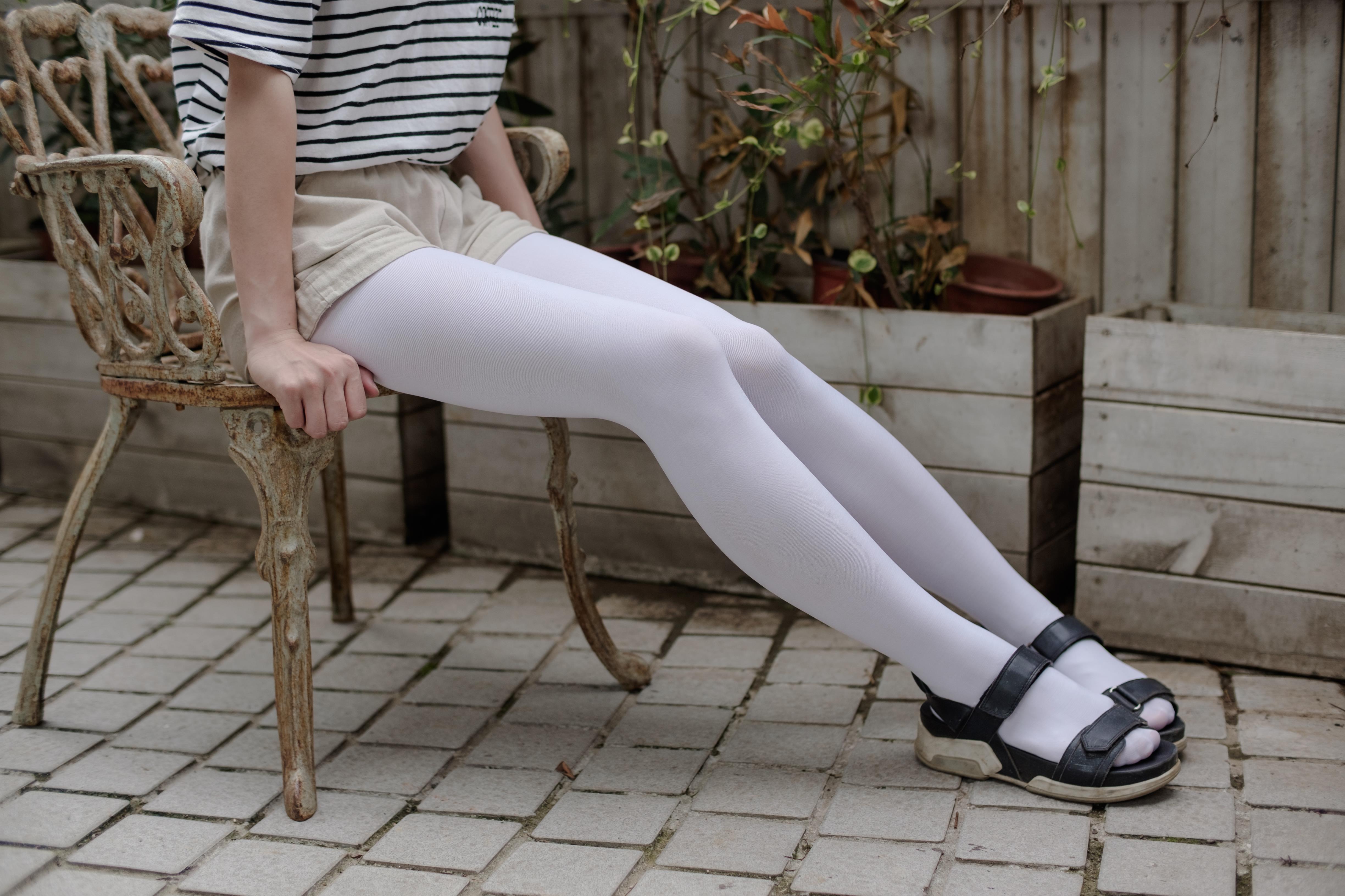 [森萝财团]FREE-001 性感小萝莉 白色短袖与米色短裤加白色丝袜美腿玉足私房写真集,