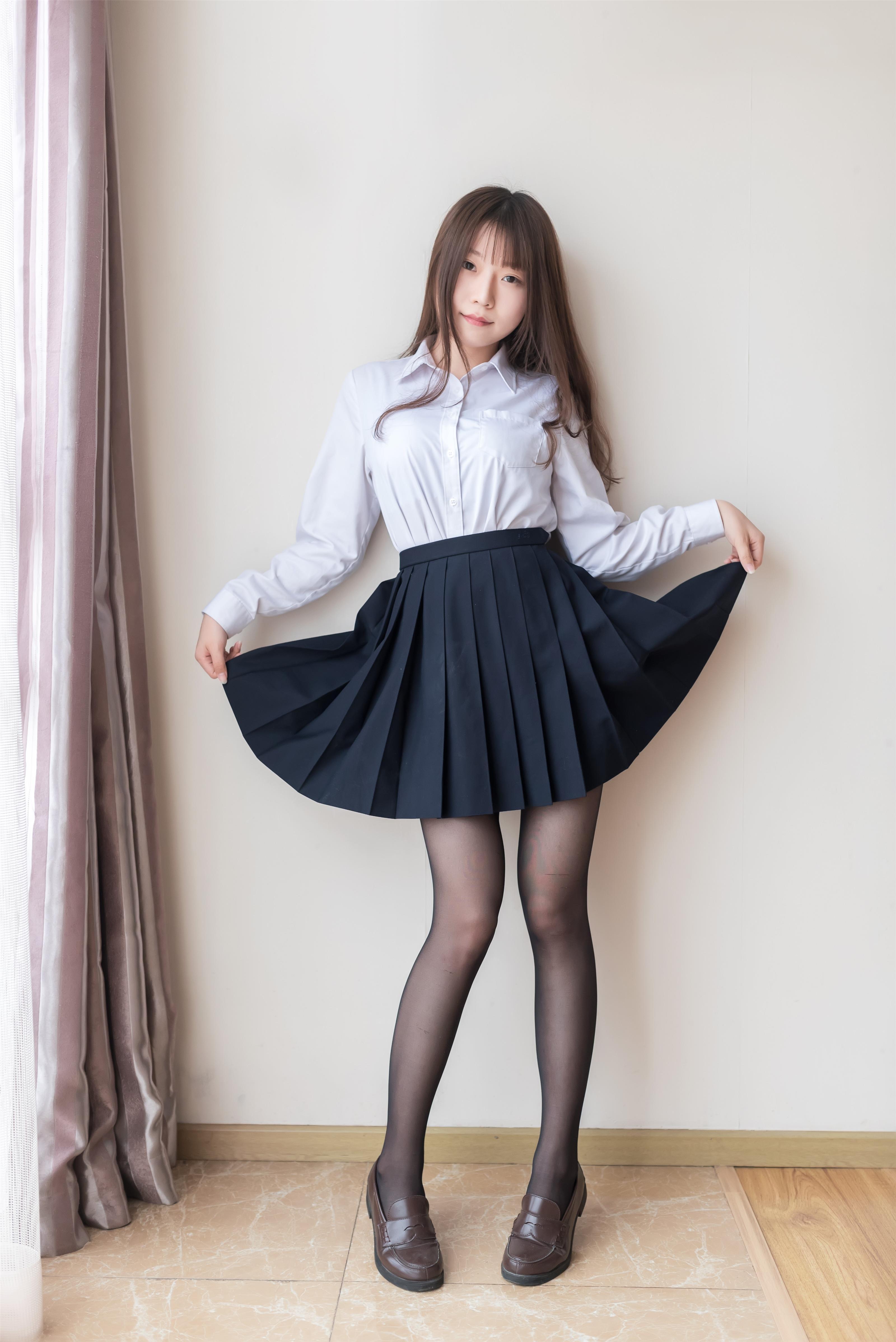 [风之领域]NO.048 性感高中女生 白色衬衫与黑色短裙加黑色丝袜美腿私房写真集,