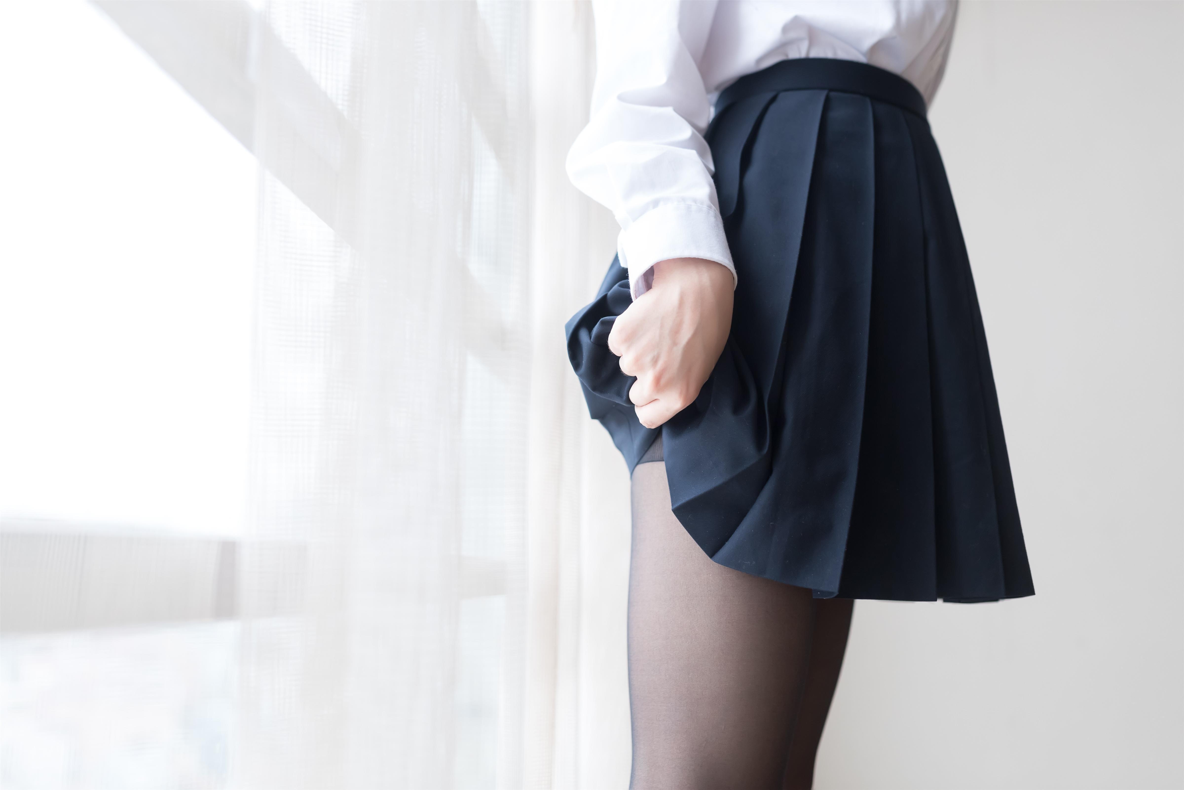 [风之领域]NO.048 性感高中女生 白色衬衫与黑色短裙加黑色丝袜美腿私房写真集,