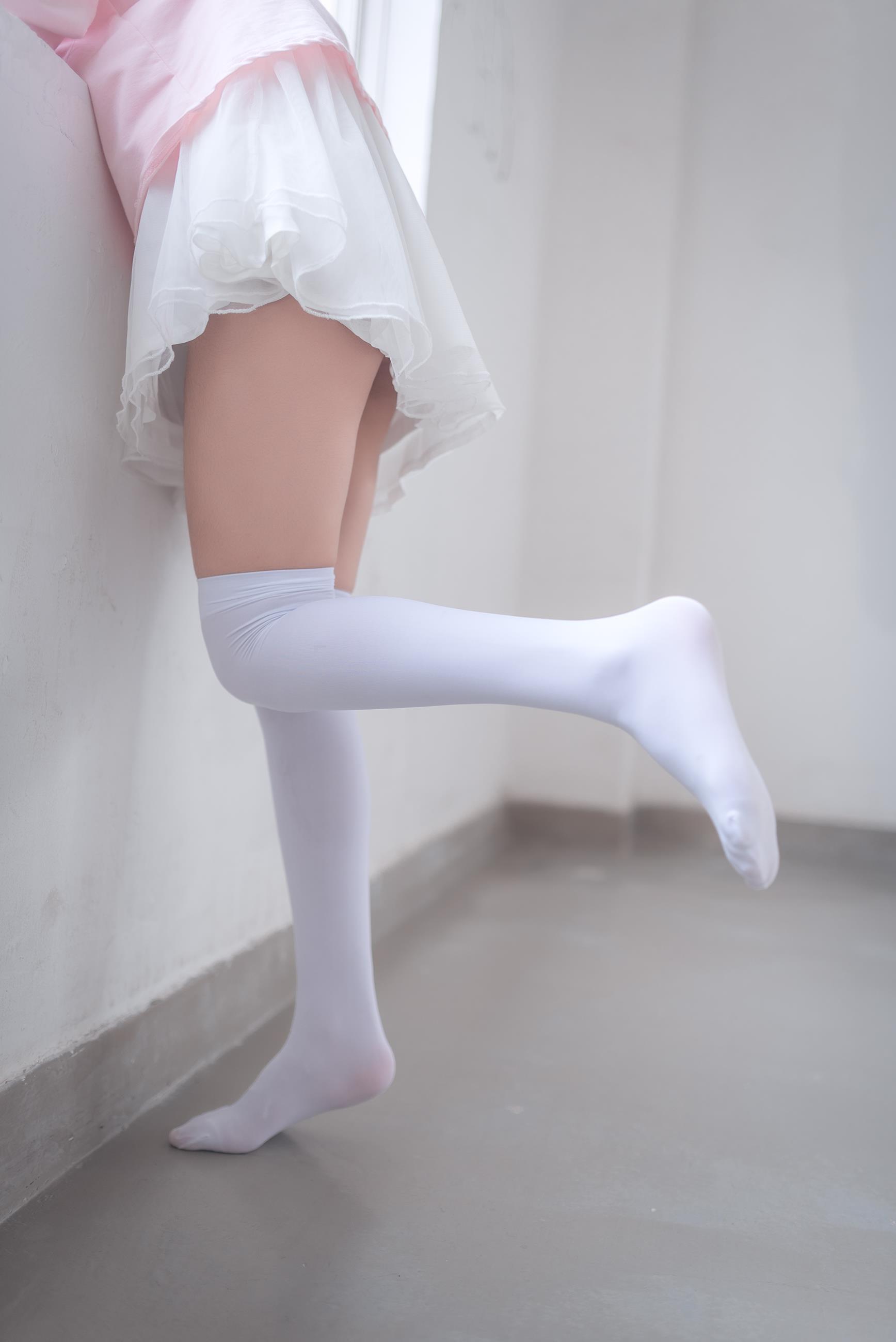 [风之领域]NO.050 性感小萝莉 粉色外套与白色透视短裙加白色丝袜美腿玉足私房写真集,