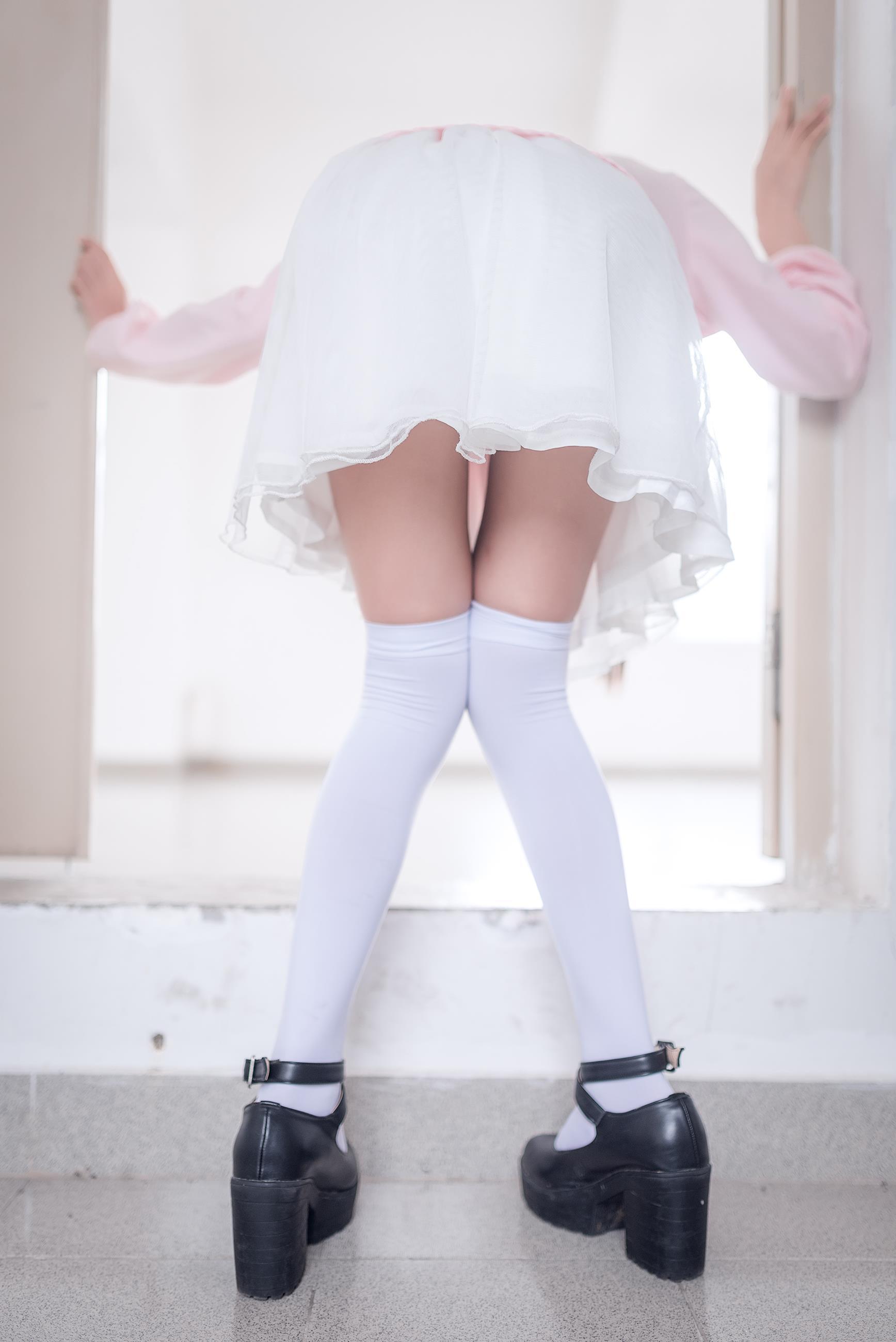 [风之领域]NO.050 性感小萝莉 粉色外套与白色透视短裙加白色丝袜美腿玉足私房写真集,
