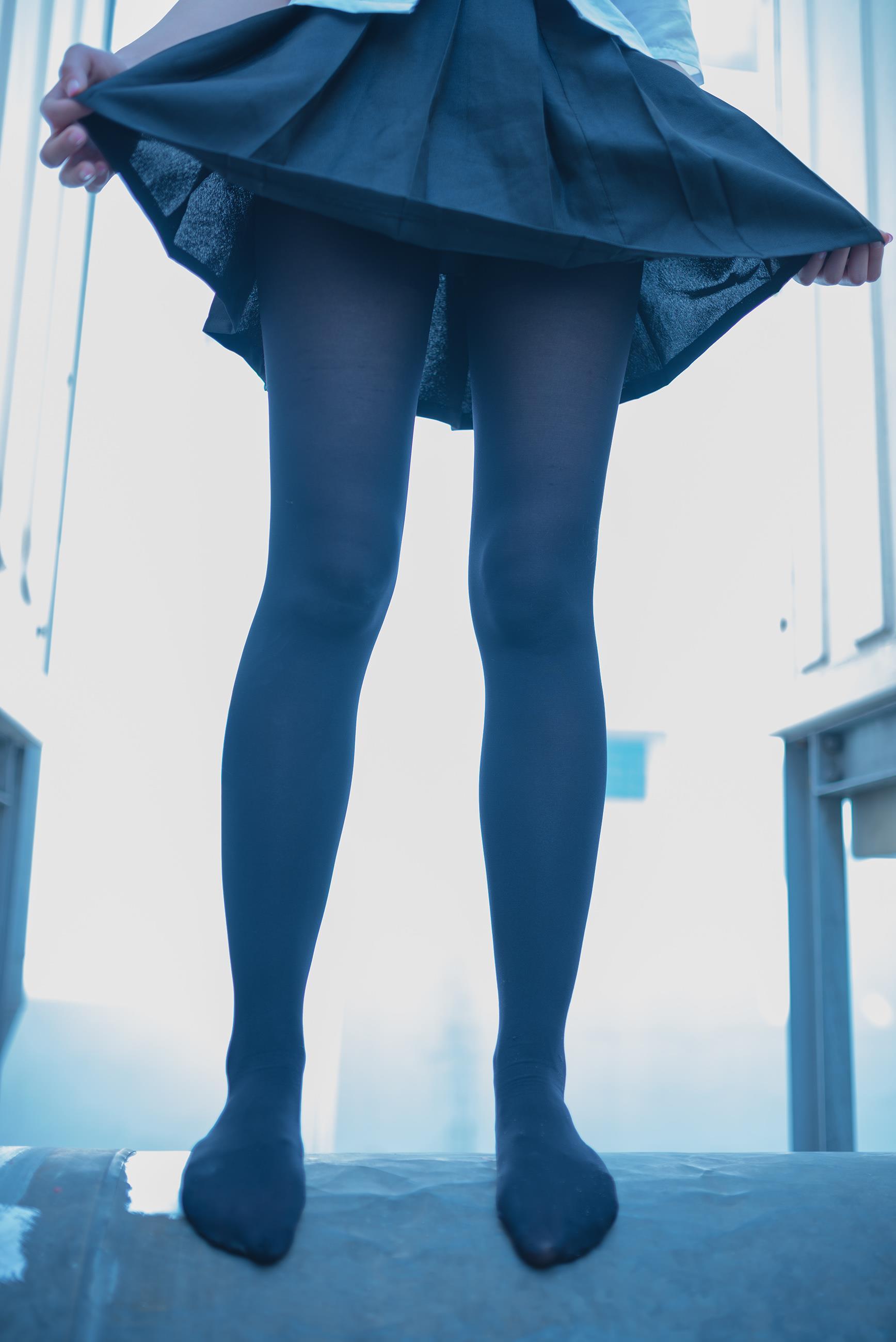 [风之领域]NO.051 性感小萝莉 高中女生制服短裙加丝袜美腿玉足私房写真集,