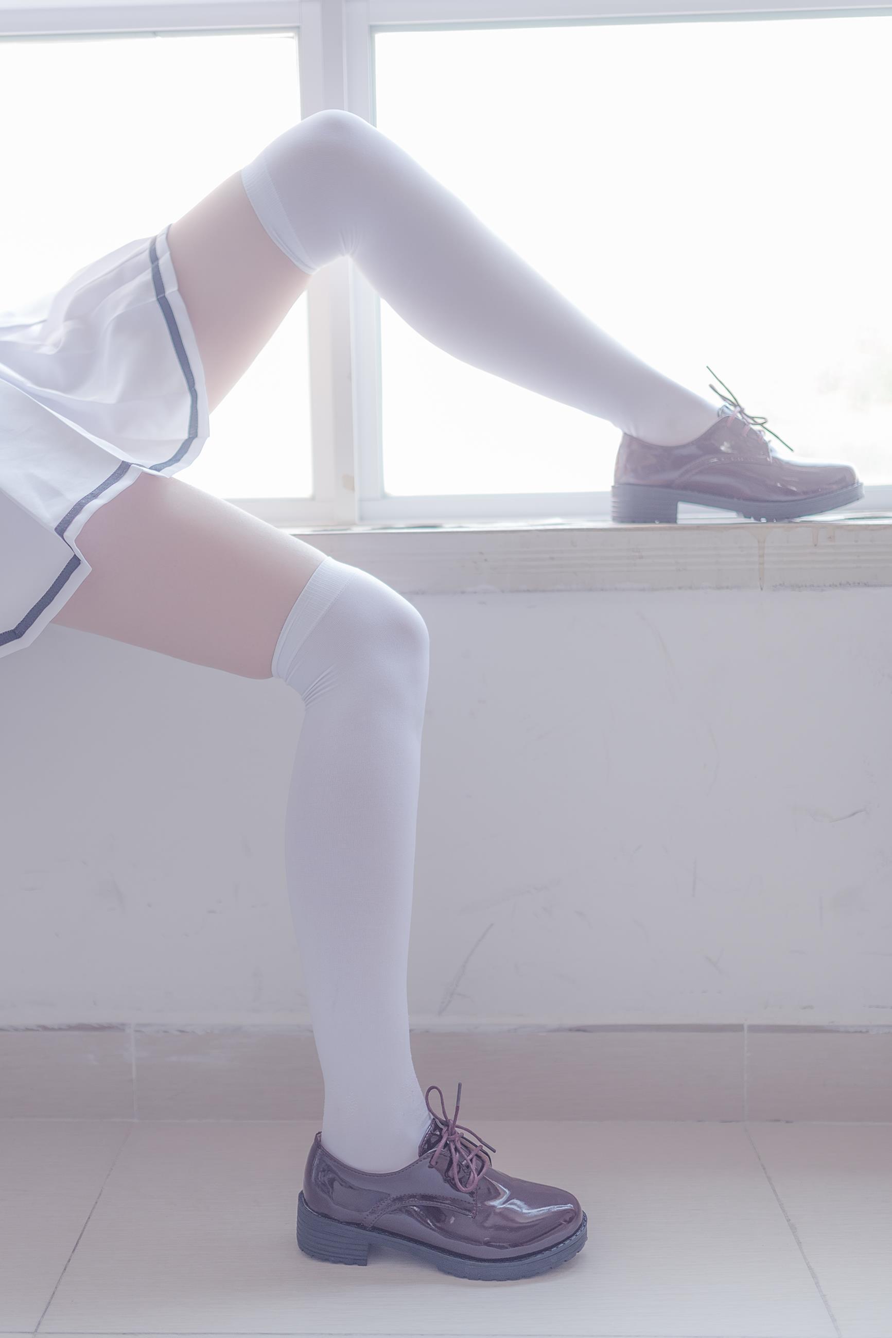 [风之领域]NO.051 性感小萝莉 高中女生制服短裙加丝袜美腿玉足私房写真集,