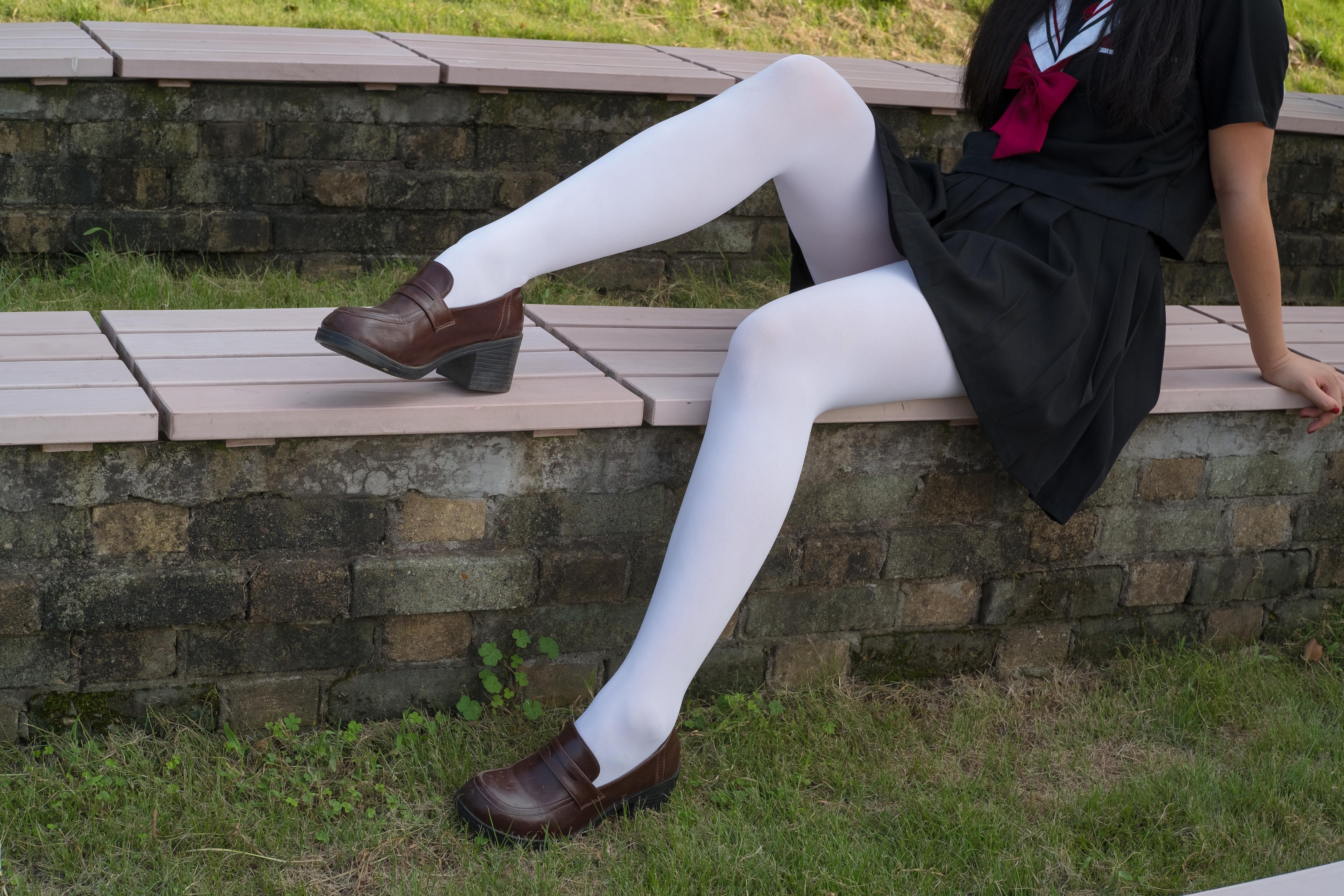 [森萝财团]FREE-003 性感小萝莉 黑色高中女生制服与短裙加白色丝袜美腿私房写真集,