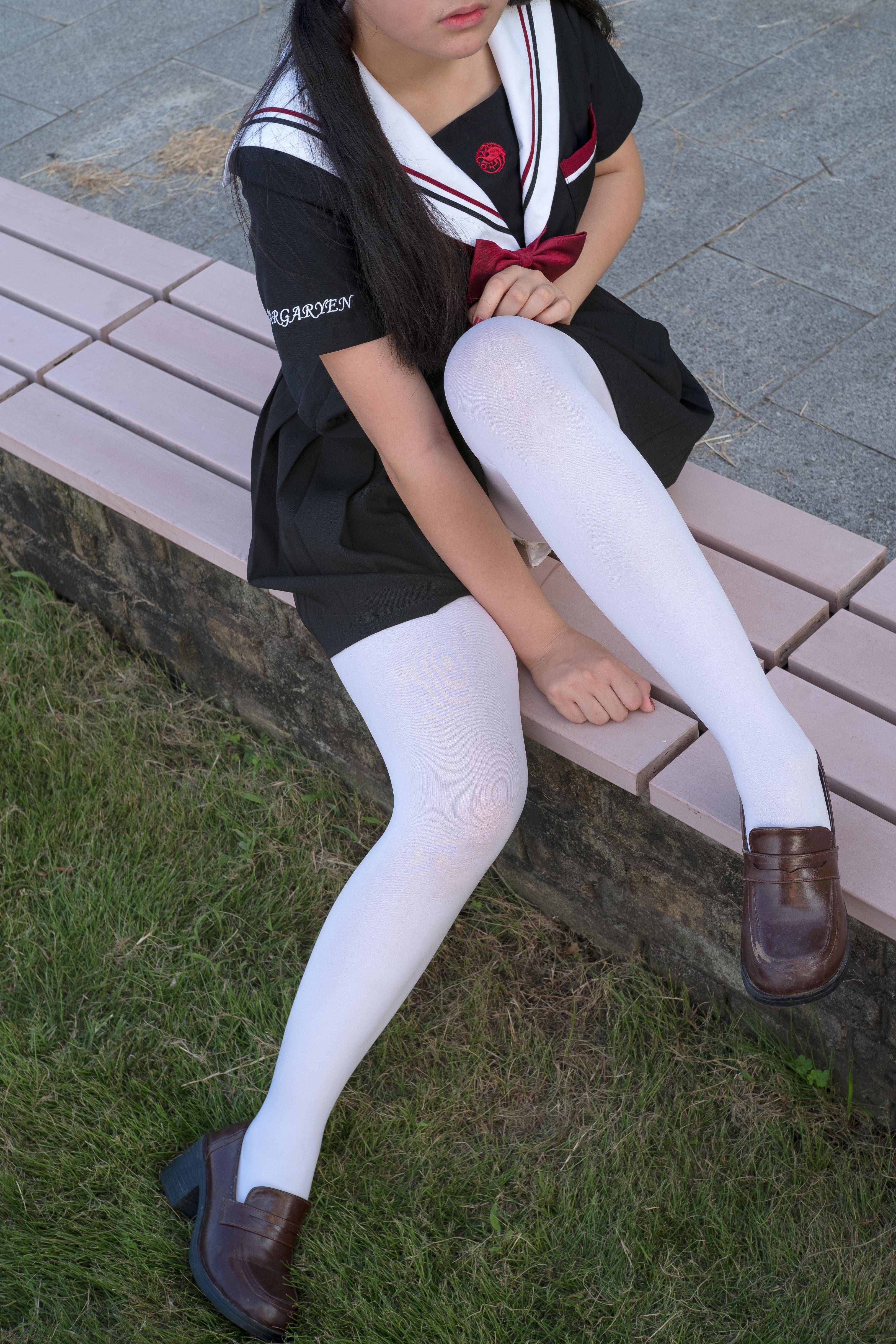 [森萝财团]FREE-003 性感小萝莉 黑色高中女生制服与短裙加白色丝袜美腿私房写真集,