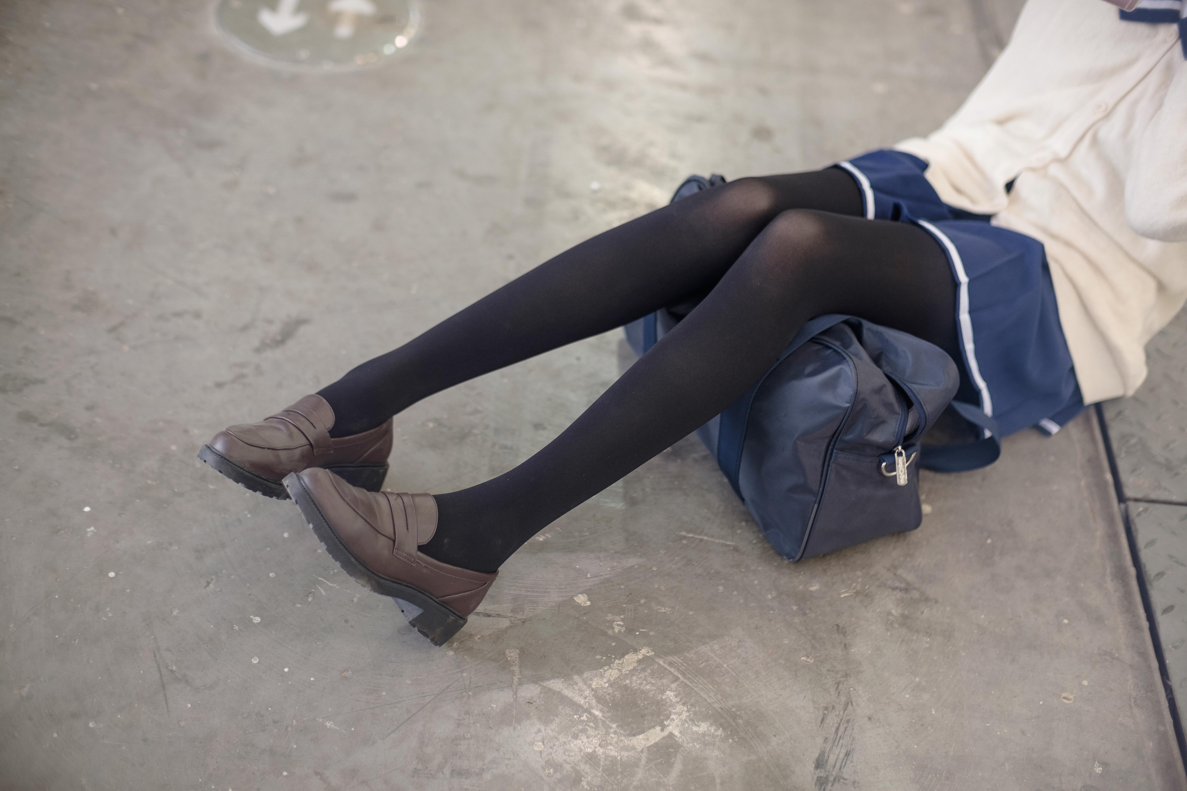 [森萝财团]FREE-004 性感小萝莉 白色高中女生制服与短裙加黑色丝袜美腿私房写真集,
